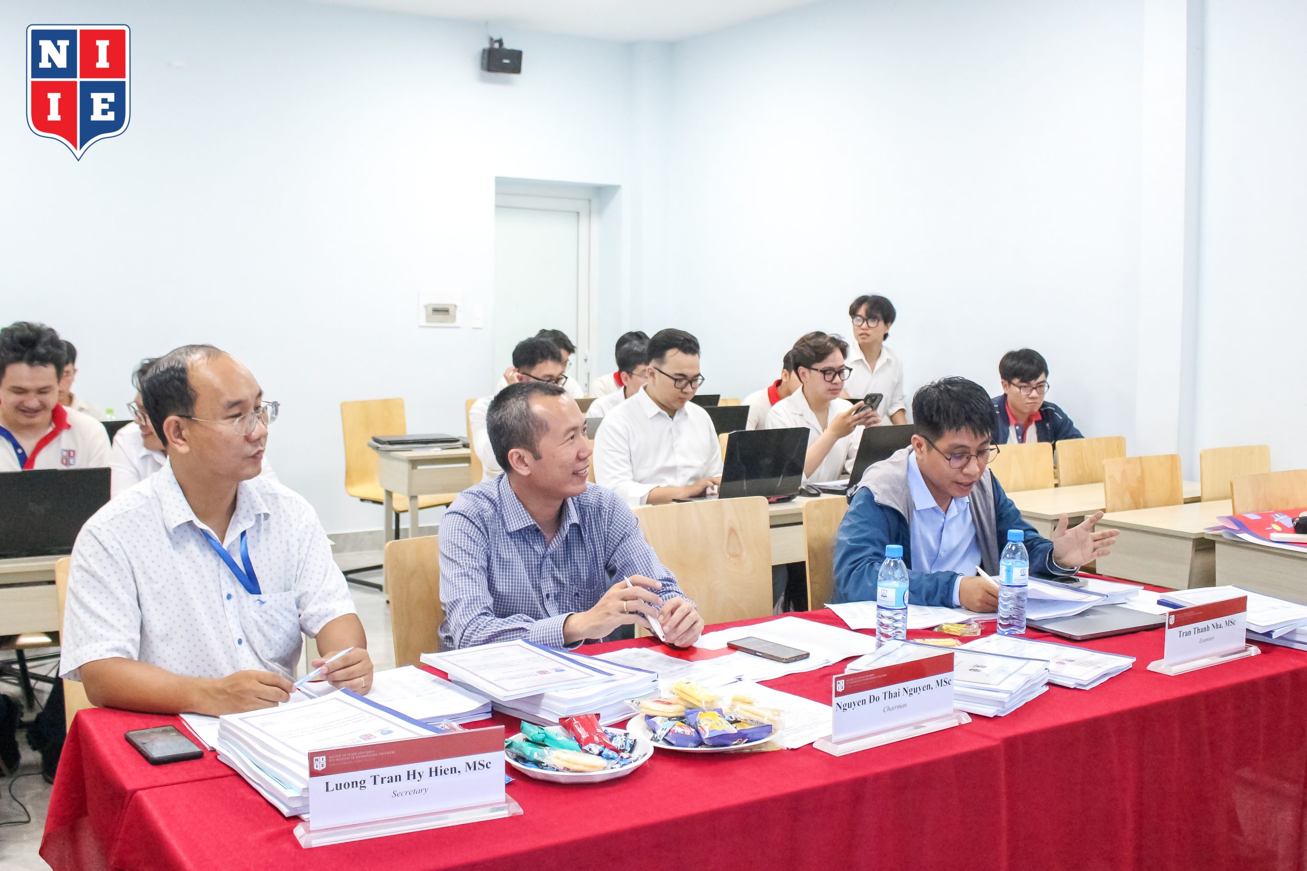 Hội đồng chấm đồ án ngành Công nghệ thông tin quy tụ các chuyên gia giày dặn kinh nghiệm, cùng đội ngũ giảng viên tâm huyết.