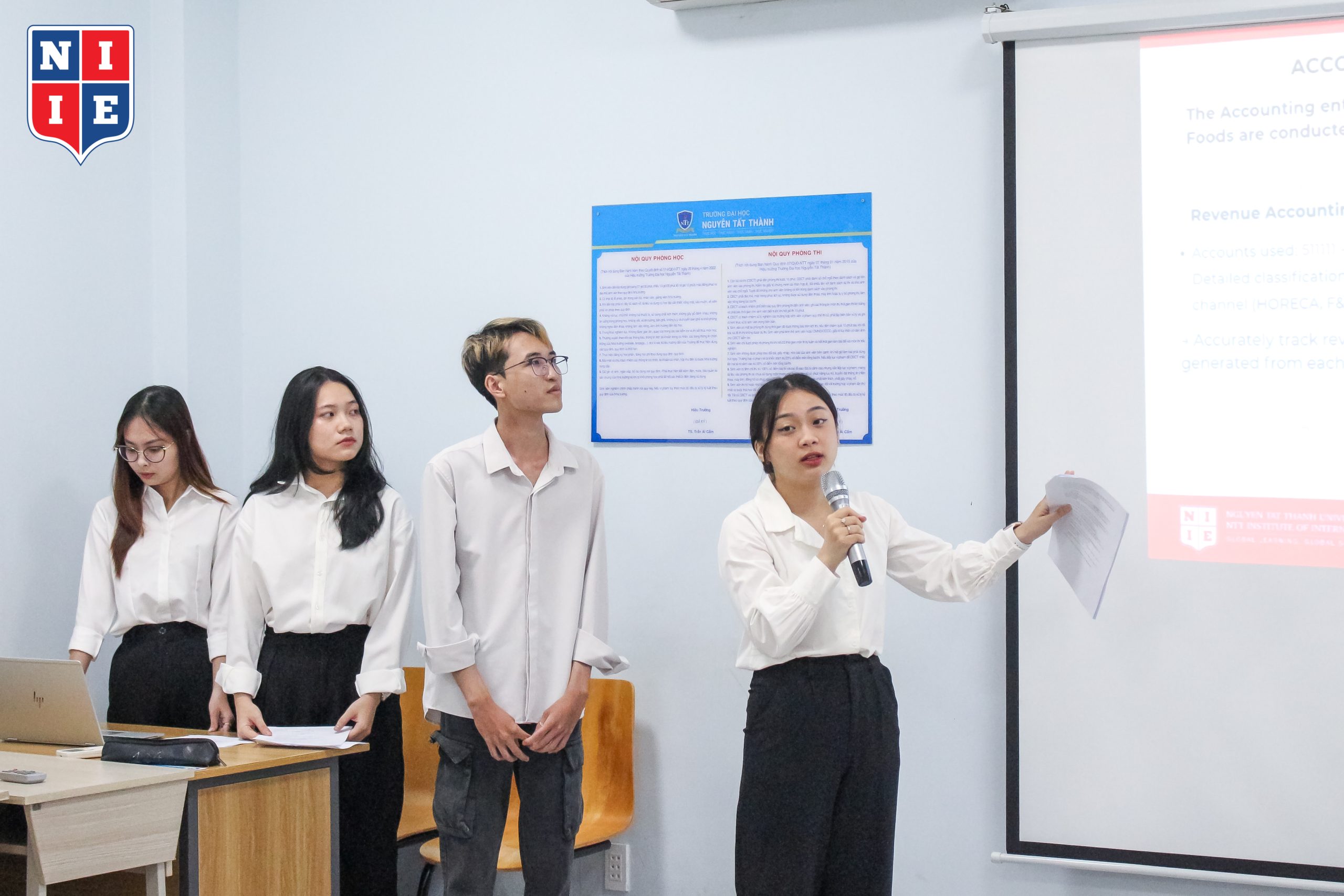 Tại buổi bảo vệ, sinh viên ngành Kế toán đã trình bày nhiều đề tài xoay quanh các vấn đề “nóng” trong lĩnh vực kế toán – tài chính doanh nghiệp.