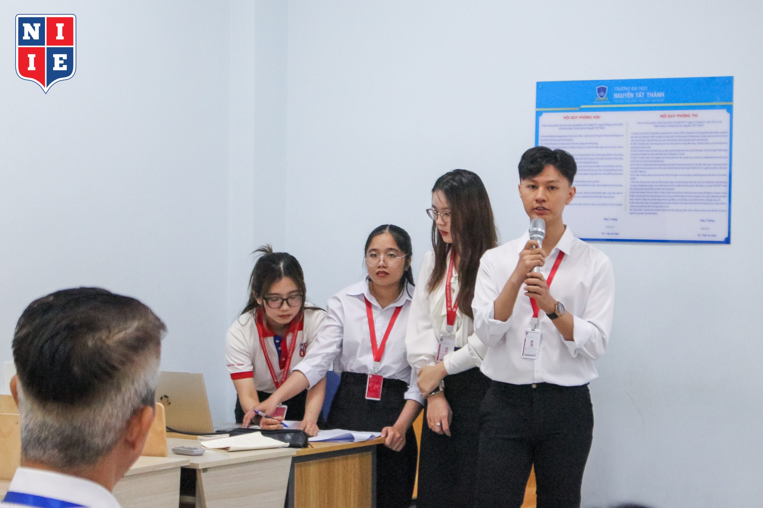 “Sinh viên hiểu rõ mình đang nghiên cứu gì và cần làm gì để đạt được mục tiêu đề ra” - Nhận xét của TS. Nguyễn Mạnh Hoàng, Chủ tịch Hội đồng 1.