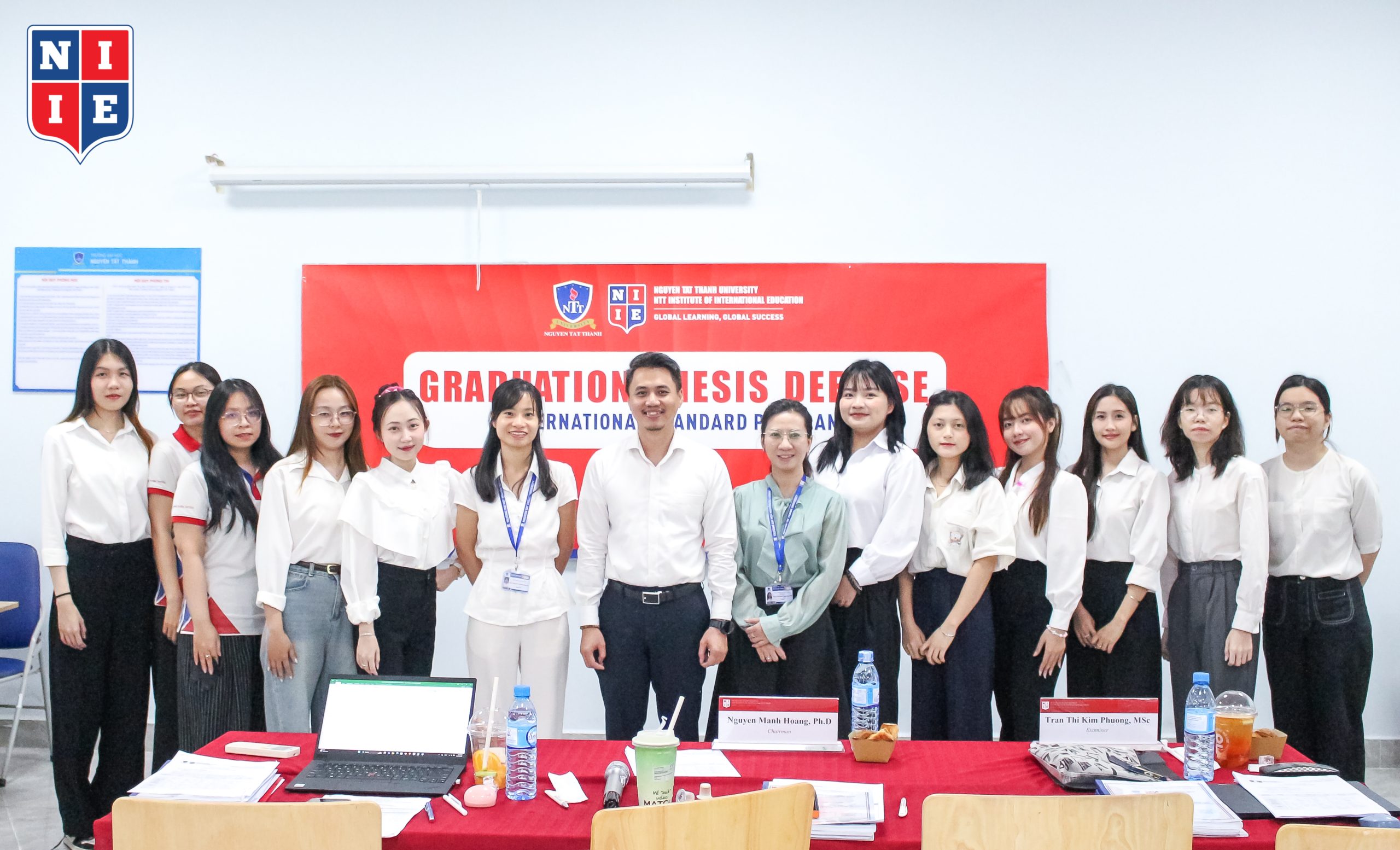 Kết thúc buổi bảo vệ, mỗi sinh viên ra về với tâm thế sẵn sàng hơn cho chặng đường xây dựng sự nghiệp phía trước.