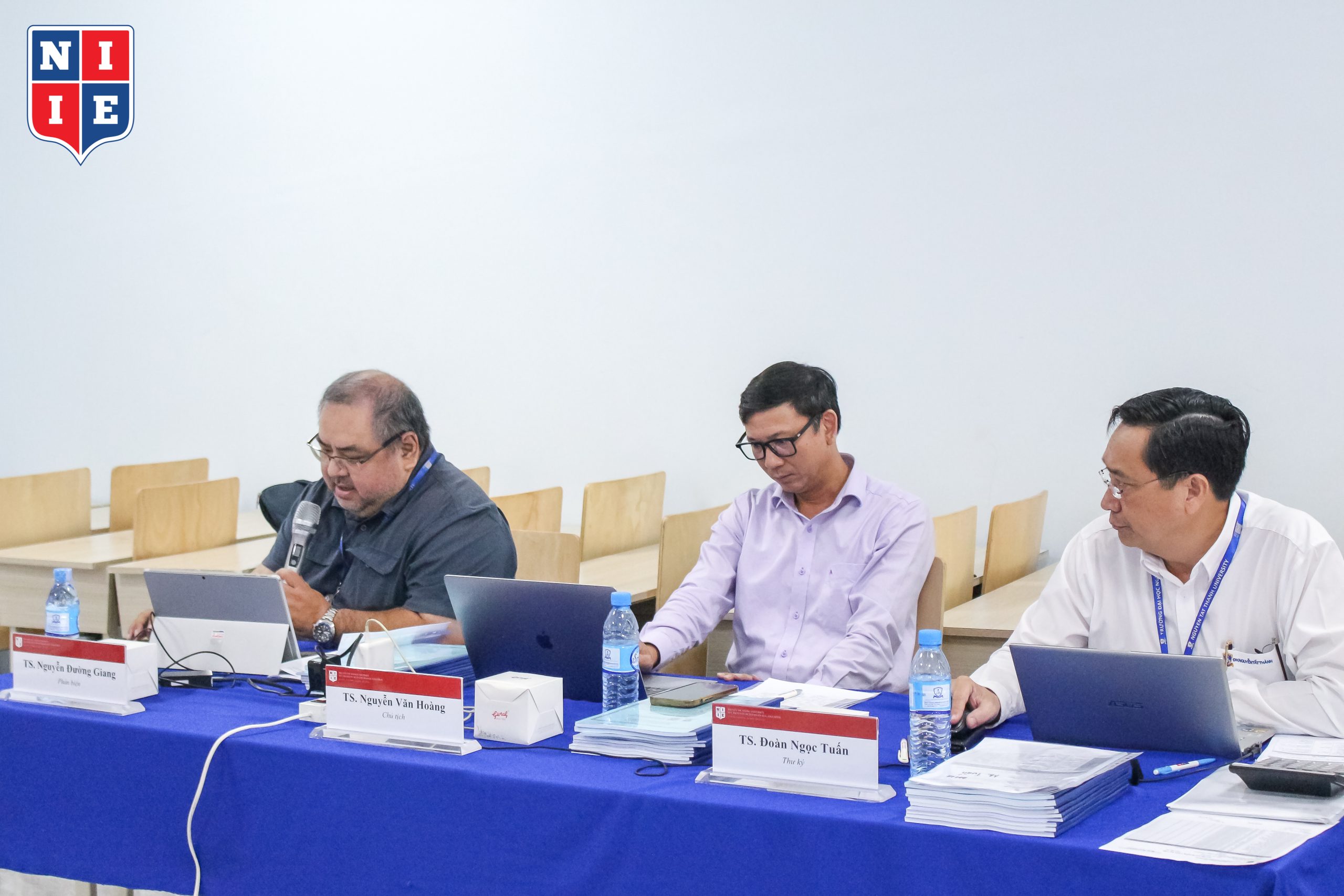 Hội đồng chuyên môn gồm các giảng viên có nhiều kiến thức chuyên môn, kinh nghiệm thực tiễn và học vị cao.