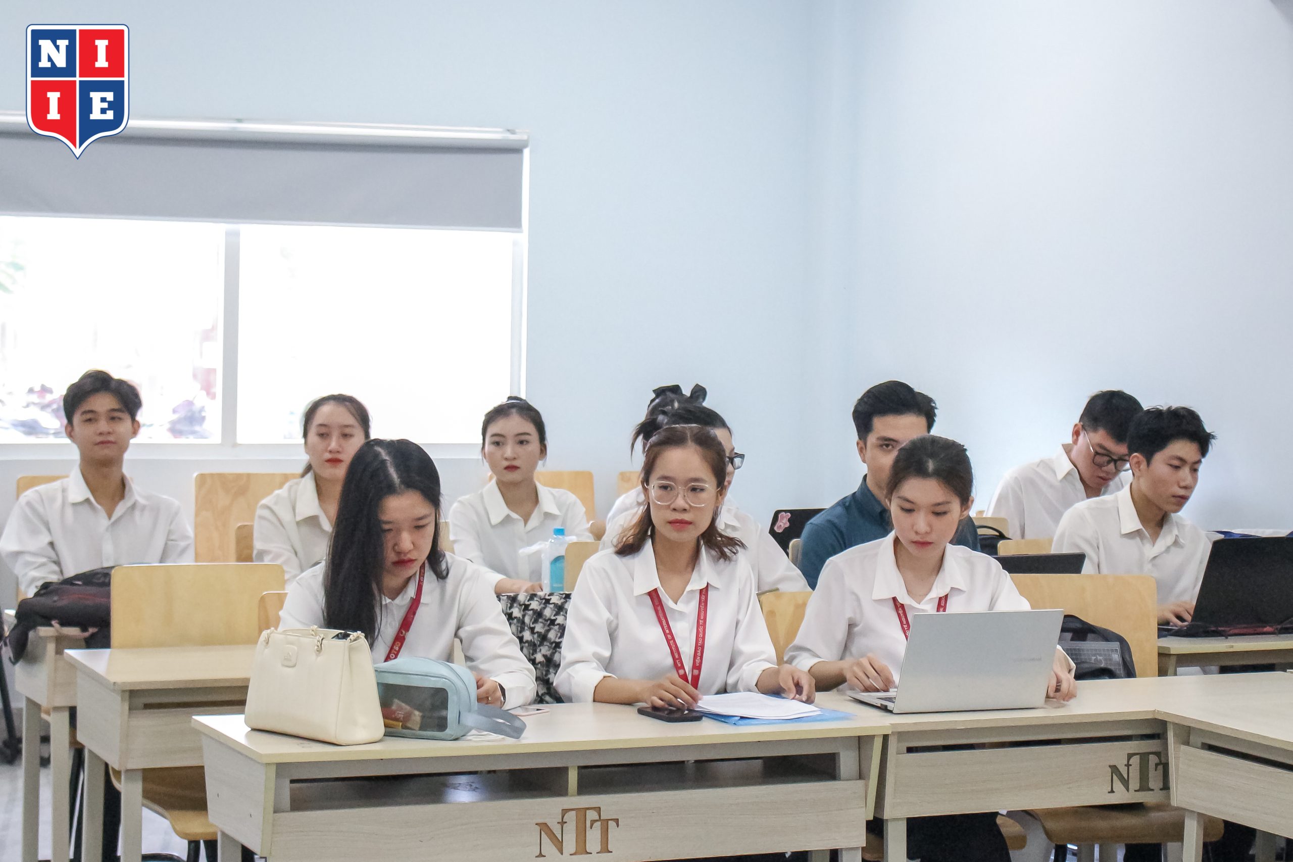 Ngay từ rất sớm, các nhóm đã có mặt để chuẩn bị tốt nhất cho buổi bảo vệ.