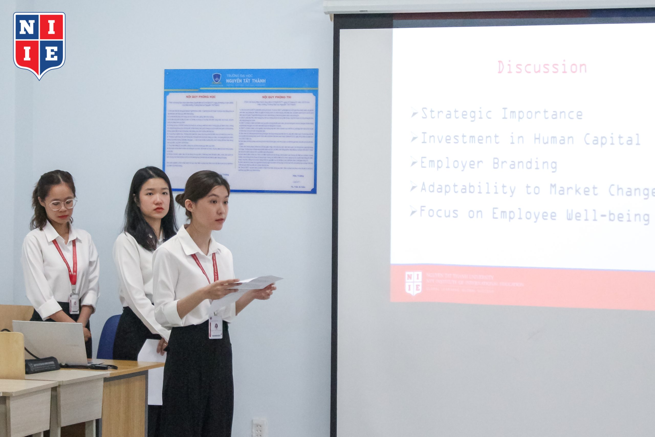 Một số bạn sinh viên đã chọn khai thác các khía cạnh nhân sự và vận hành – vốn là những thách thức thường trực trong môi trường dịch vụ.