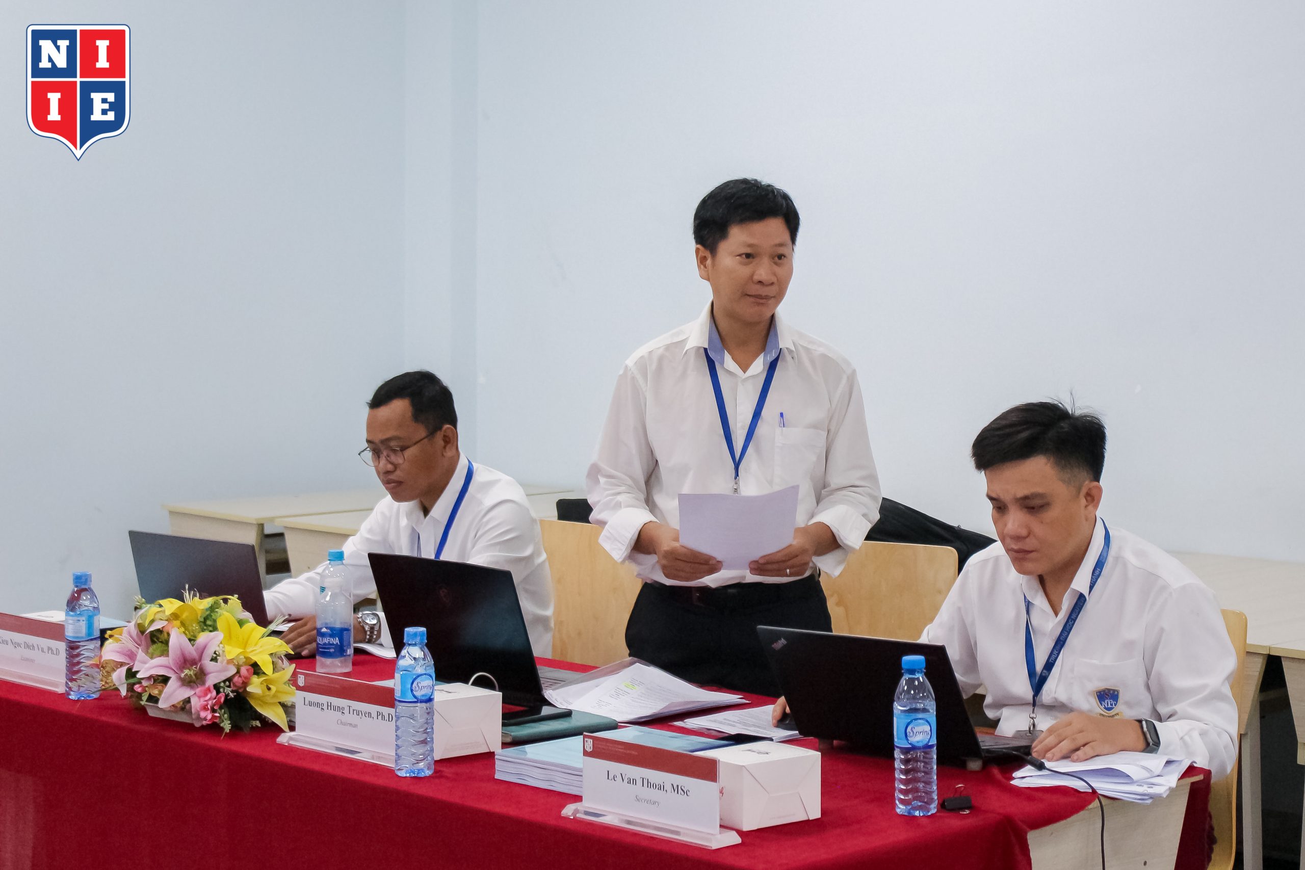 Hội đồng chấm đồ án có sự tham gia của các giảng viên, chuyên gia đầu ngành có trình độ chuyên môn cao, nhiều kinh nghiệm giảng dạy và thực tiễn kỹ thuật.