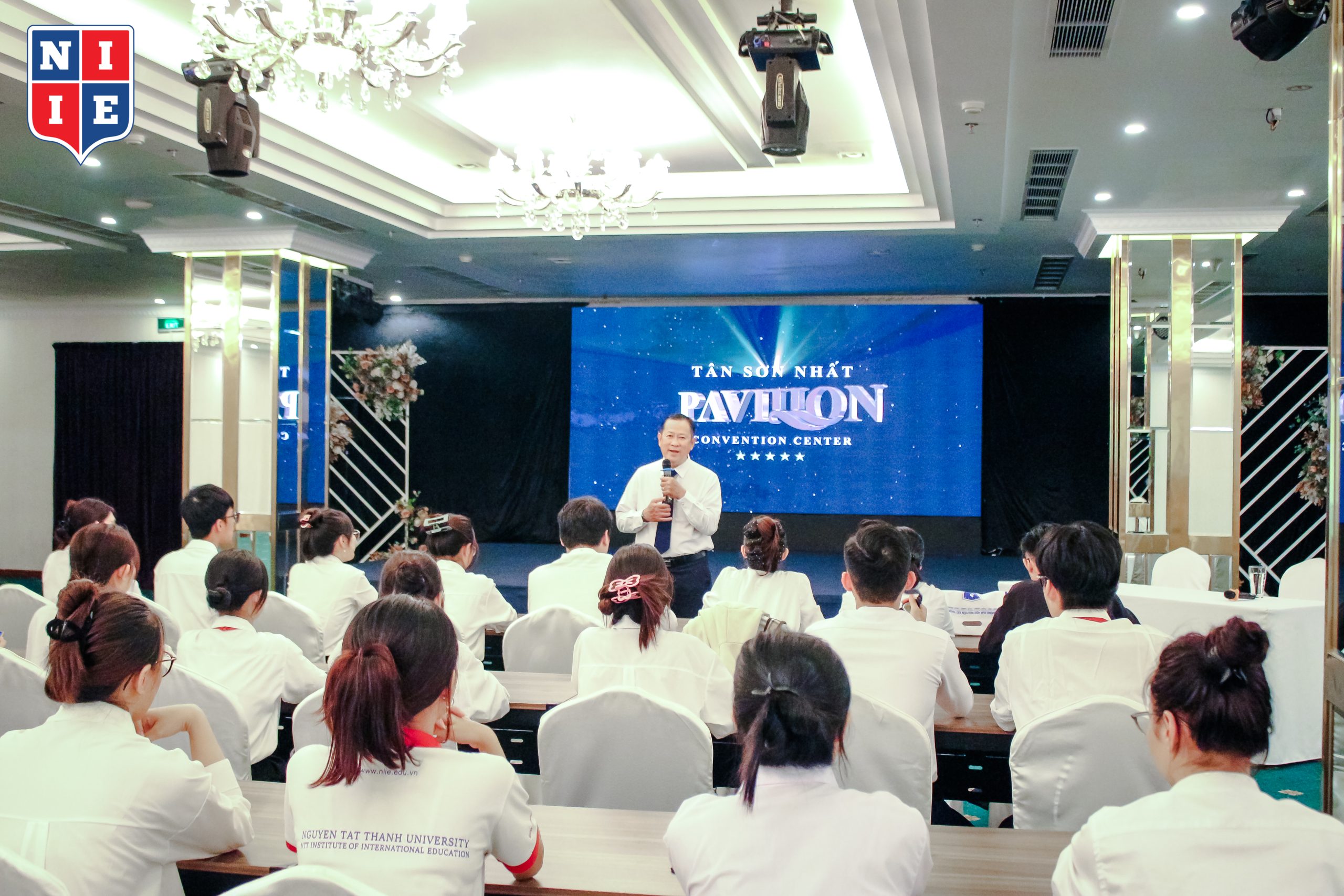 Sinh viên được gặp gỡ, trò chuyện trực tiếp cùng ông Ngô Tấn Tuyên - Trưởng phòng Nhân sự Khách sạn Tân Sơn Nhất.