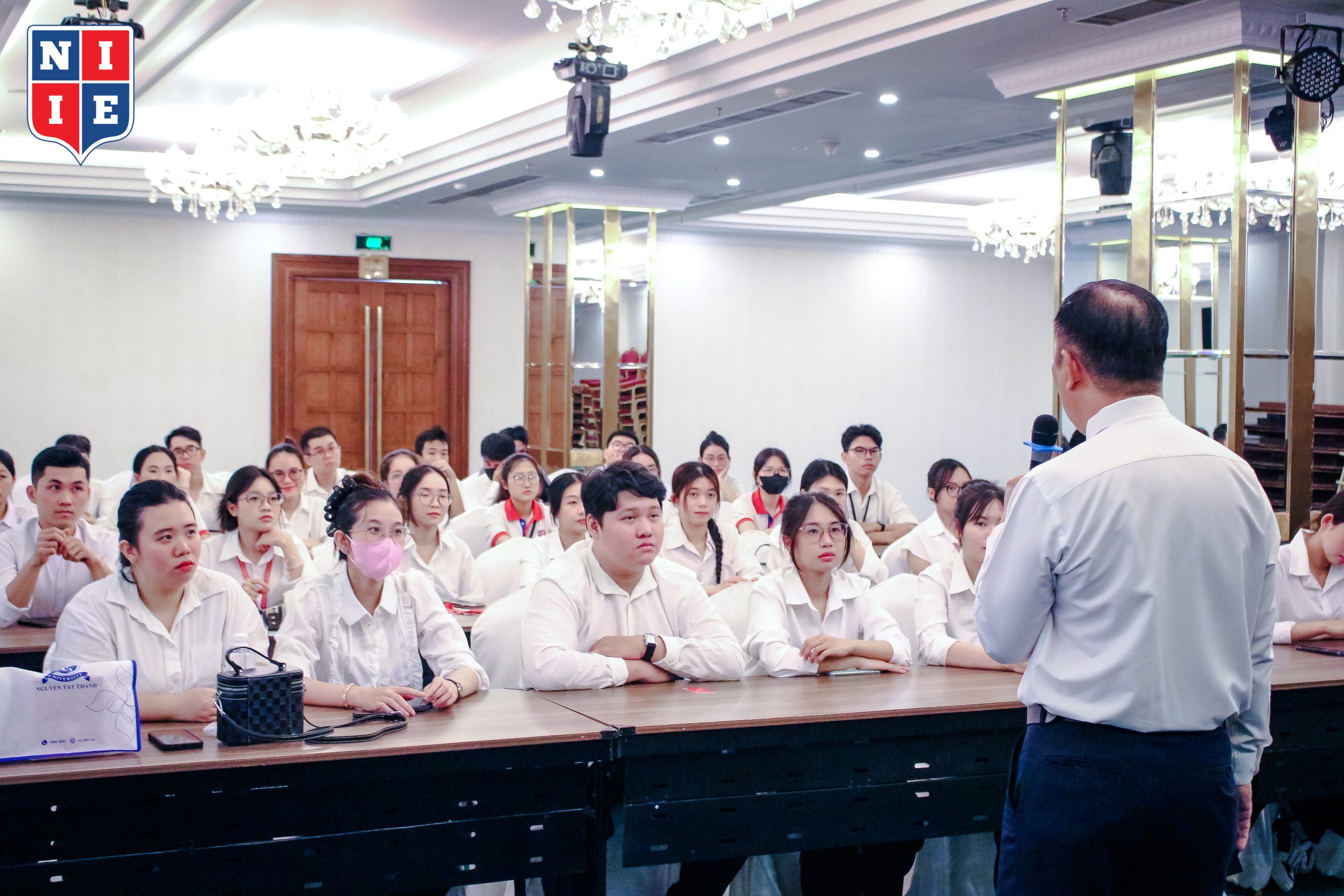 Những chia sẻ thực tế từ người trong ngành đã mang đến cho sinh viên NIIE rất nhiều góc nhìn và trải nghiệm mới.