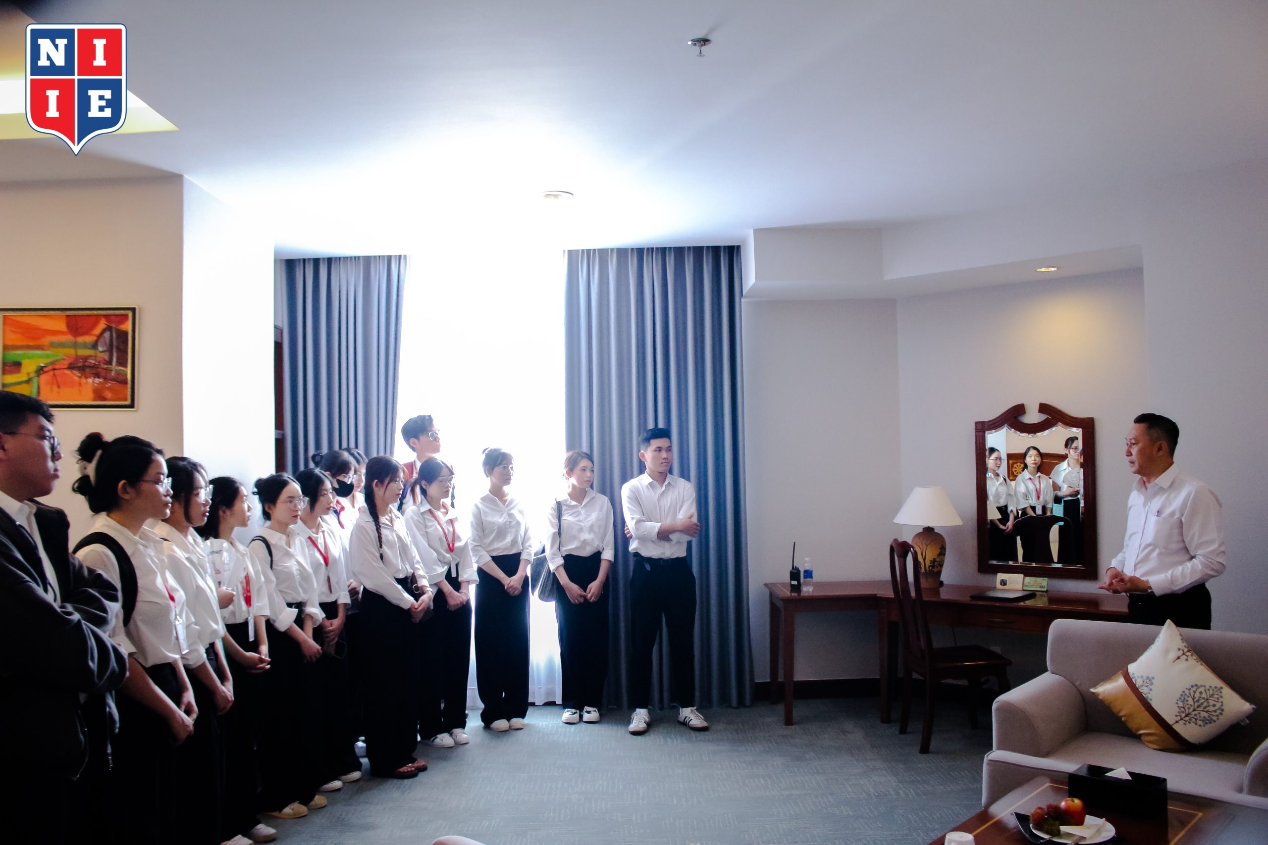 Sinh viên NIIE tham quan phòng ốc tại khách sạn.