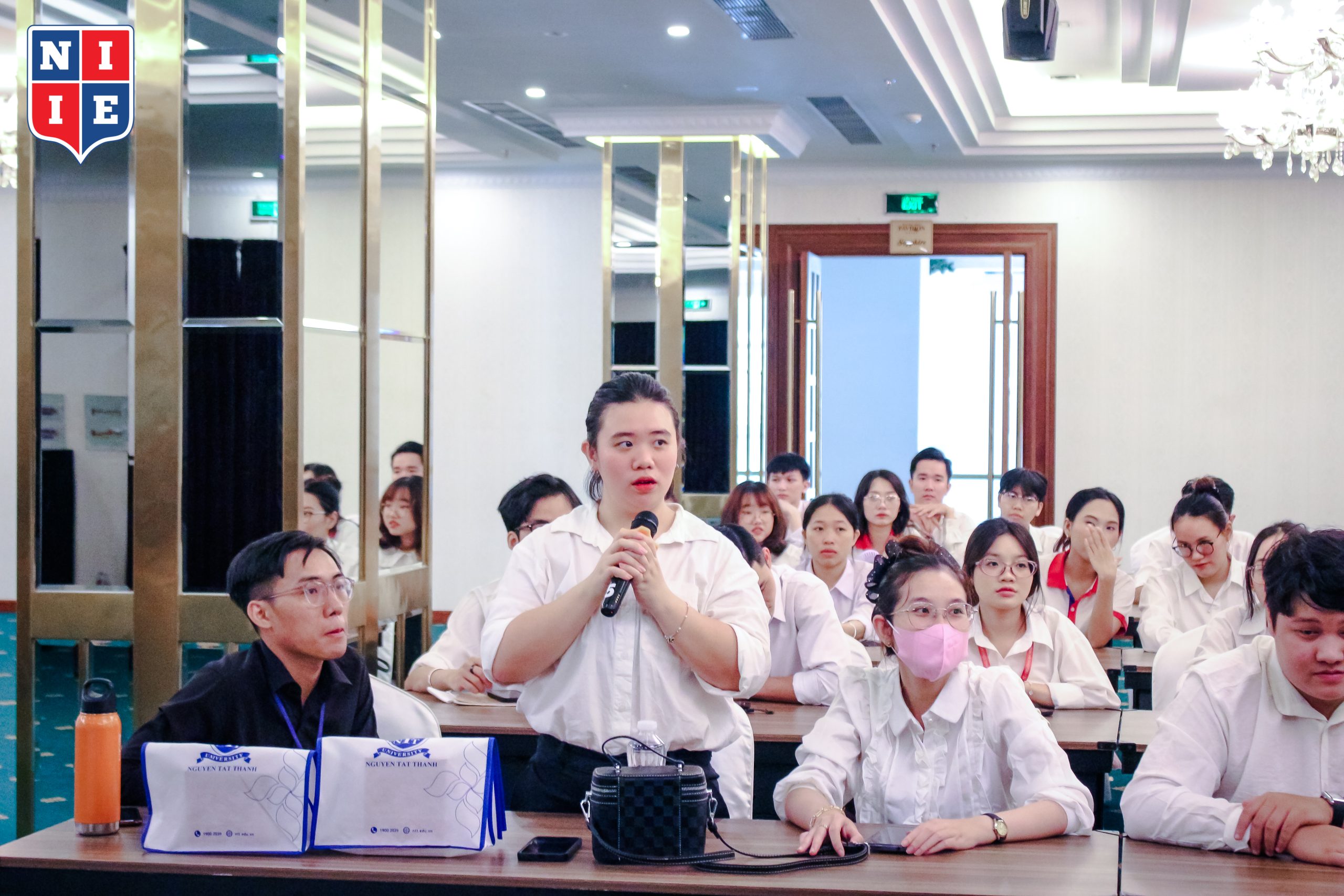 Các câu hỏi từ các bạn sinh viên cũng đều được đại diện khách sạn giải đáp một cách cởi mở, rõ ràng.
