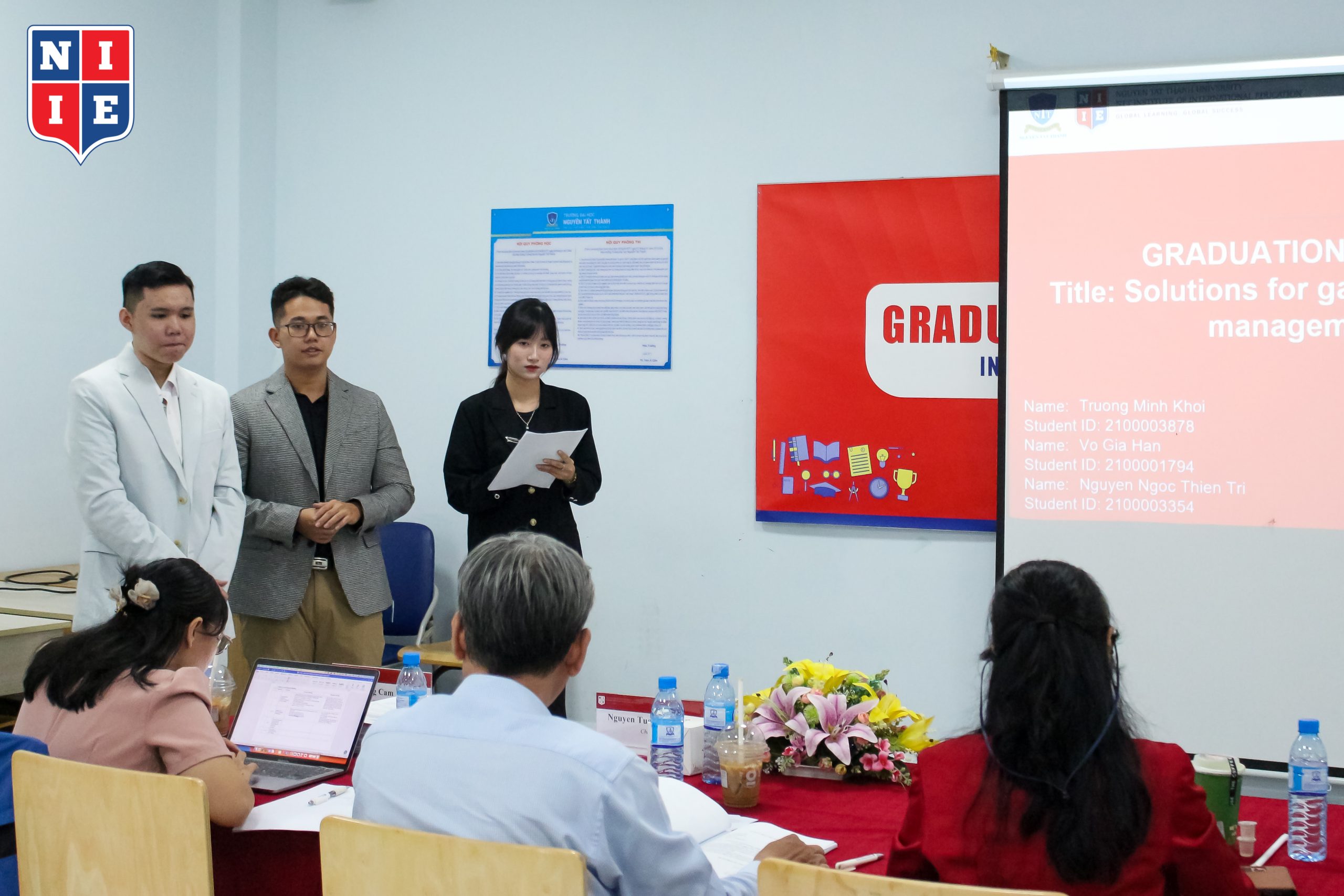 Sinh viên NIIE bước vào buổi bảo vệ với tâm thế vô cùng tự tin.