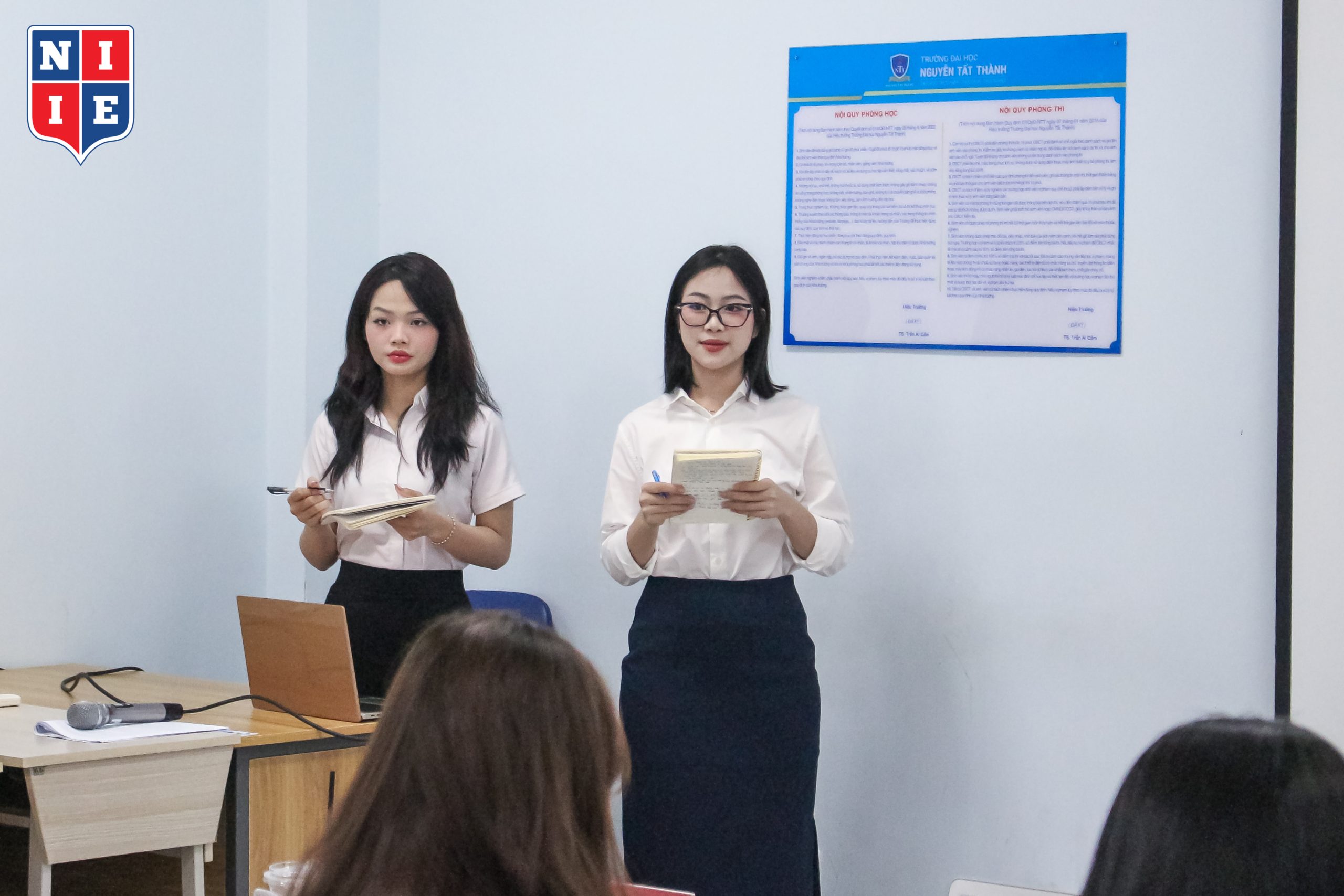 Tinh thần nghiêm túc, thái độ cầu thị và khả năng trình bày mạch lạc chính là những điểm cộng của các bạn sinh viên năm cuối ngành Luật kinh tế.