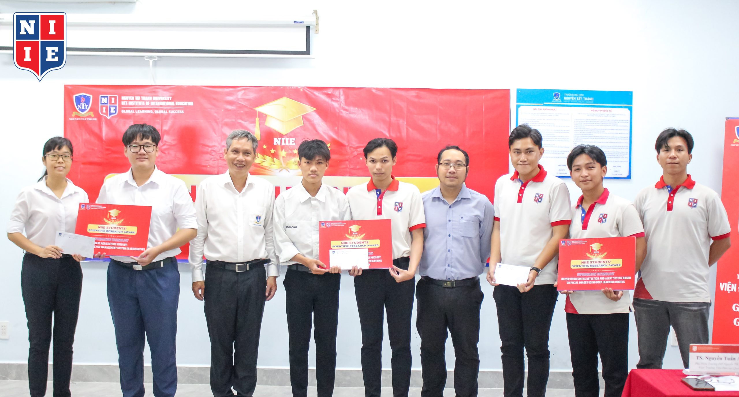 Hình ảnh các nhóm được vinh danh ngành Công nghệ thông tin và Công nghệ kỹ thuật ô tô.