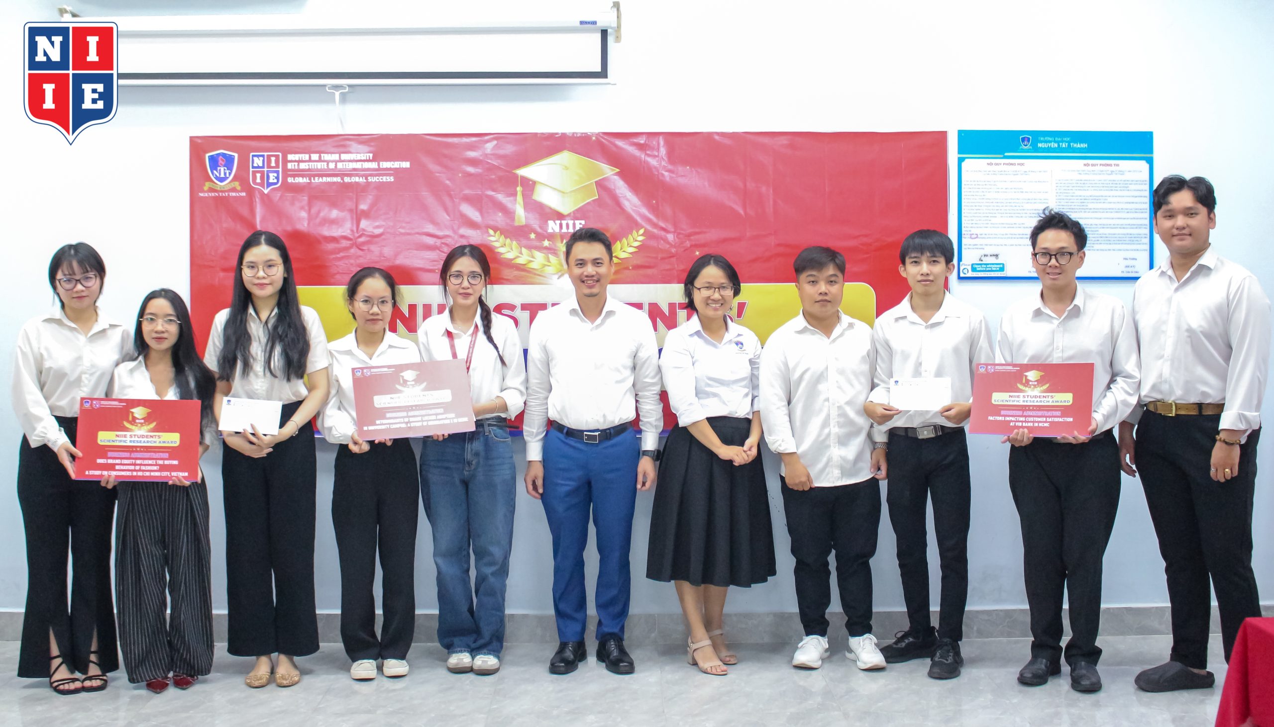 Hình ảnh các nhóm được vinh danh ngành Quản trị kinh doanh.