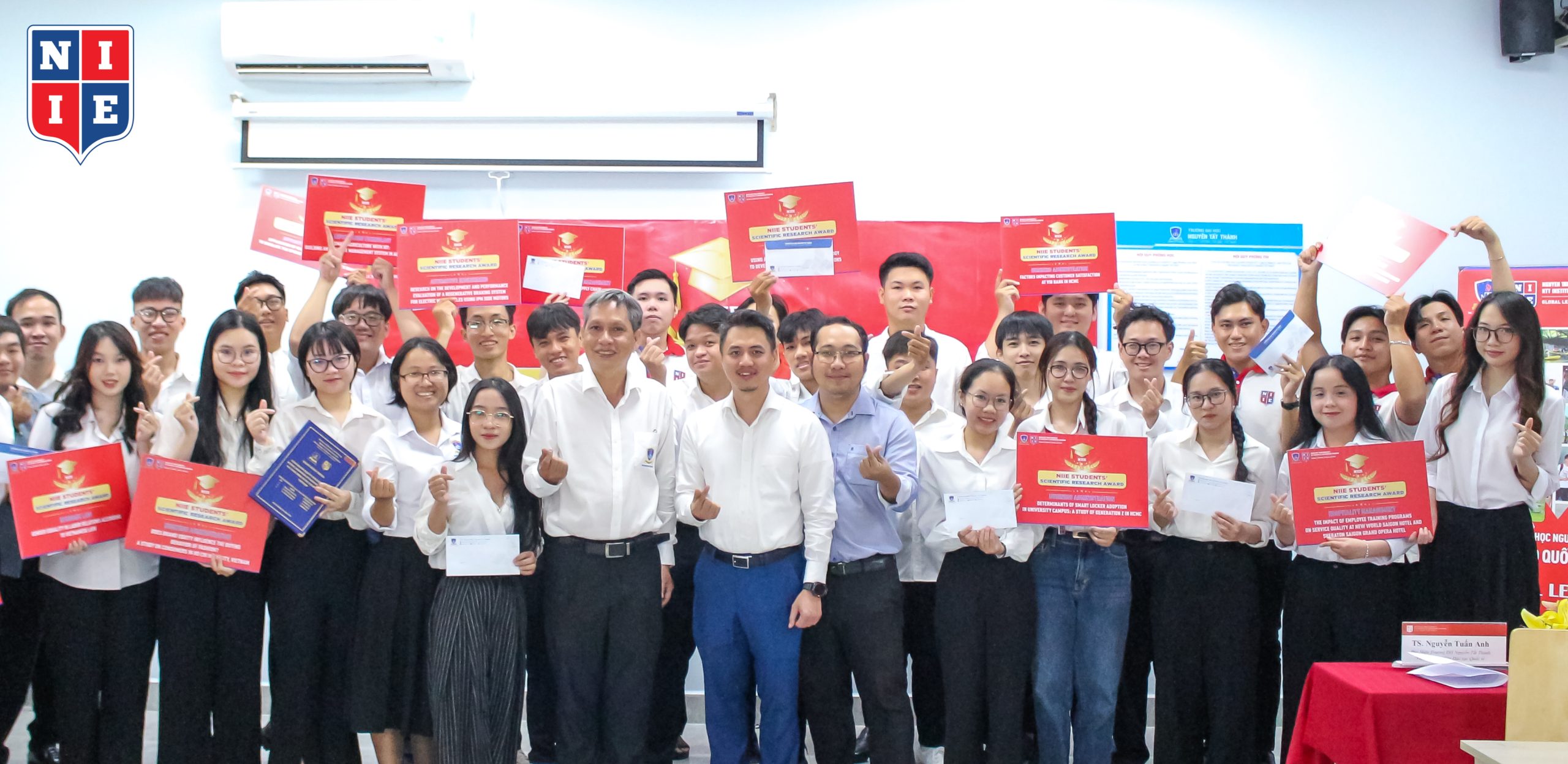 Buổi lễ được khép lại trong không khí gần gũi, thân mật và đầy cảm xúc tự hào.