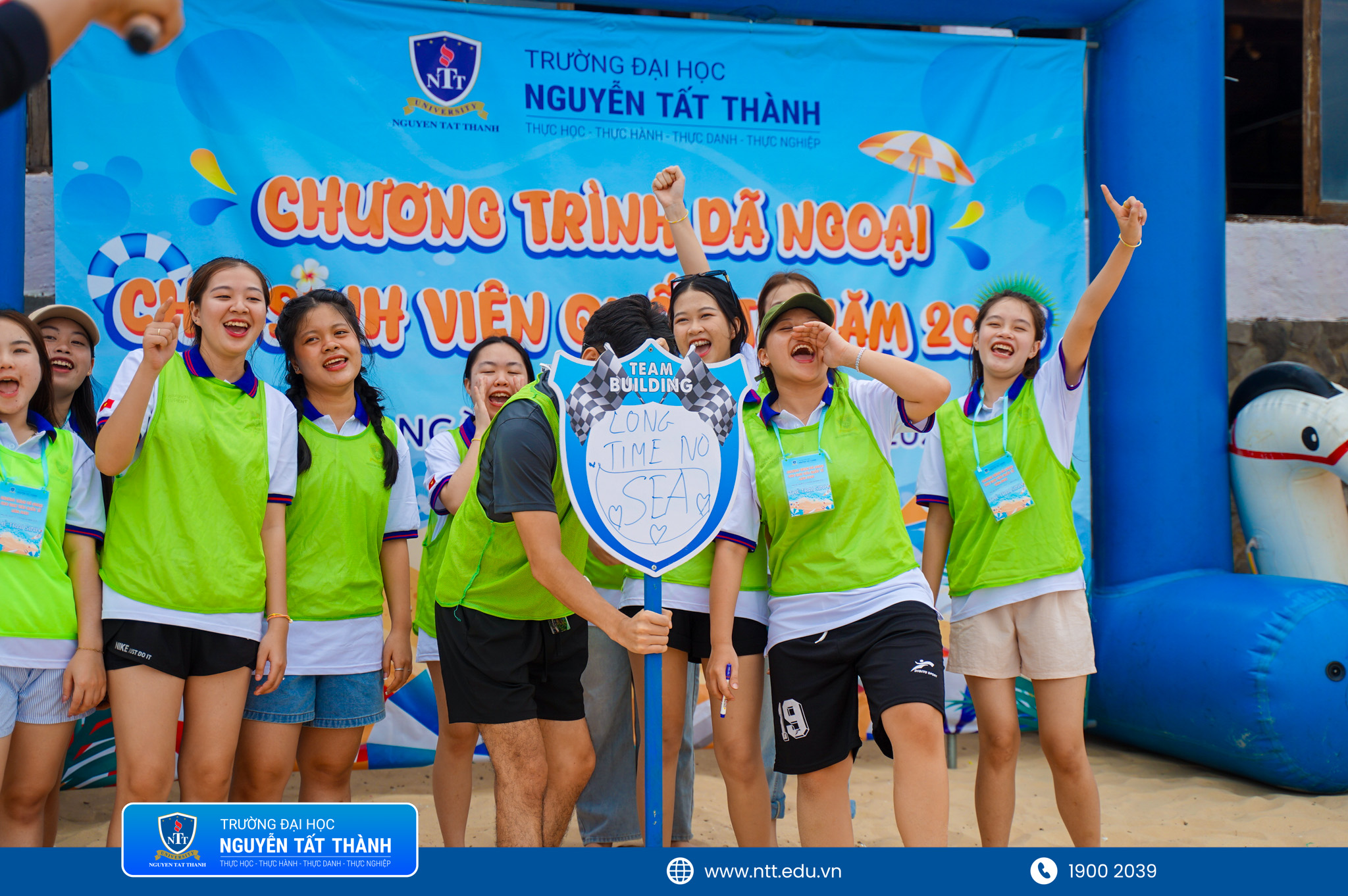 Rất nhiều hoạt động vui chơi, văn nghệ đã được chuẩn bị để các bạn sinh viên “cháy” hết mình.