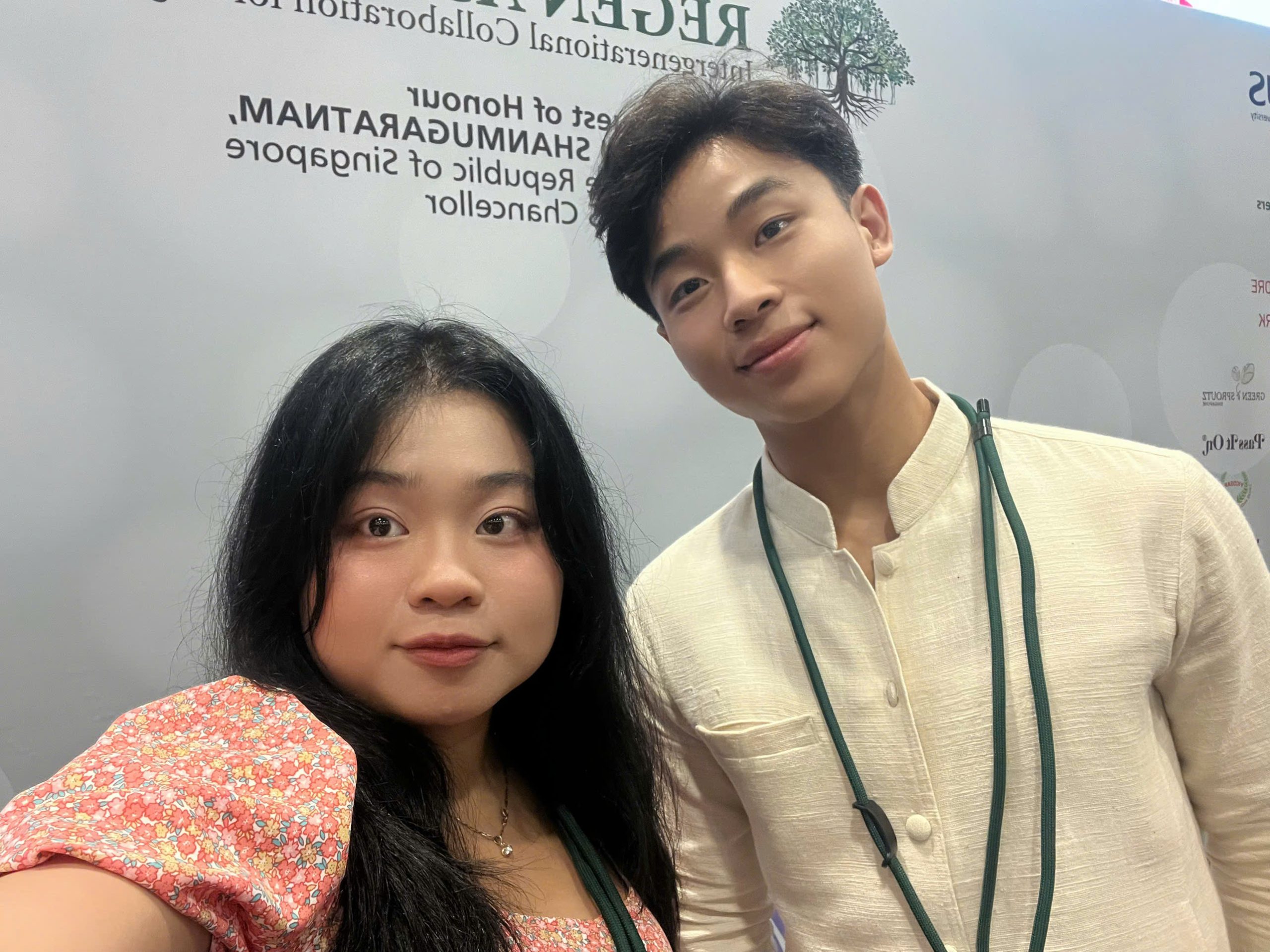 Không chỉ tham gia các hoạt động học thuật, trải nghiệm thực tế, 2 bạn sinh viên NIIE còn được gặp gỡ, kết nối với hơn 600 nhà lãnh đạo trẻ và chuyên gia quốc tế.