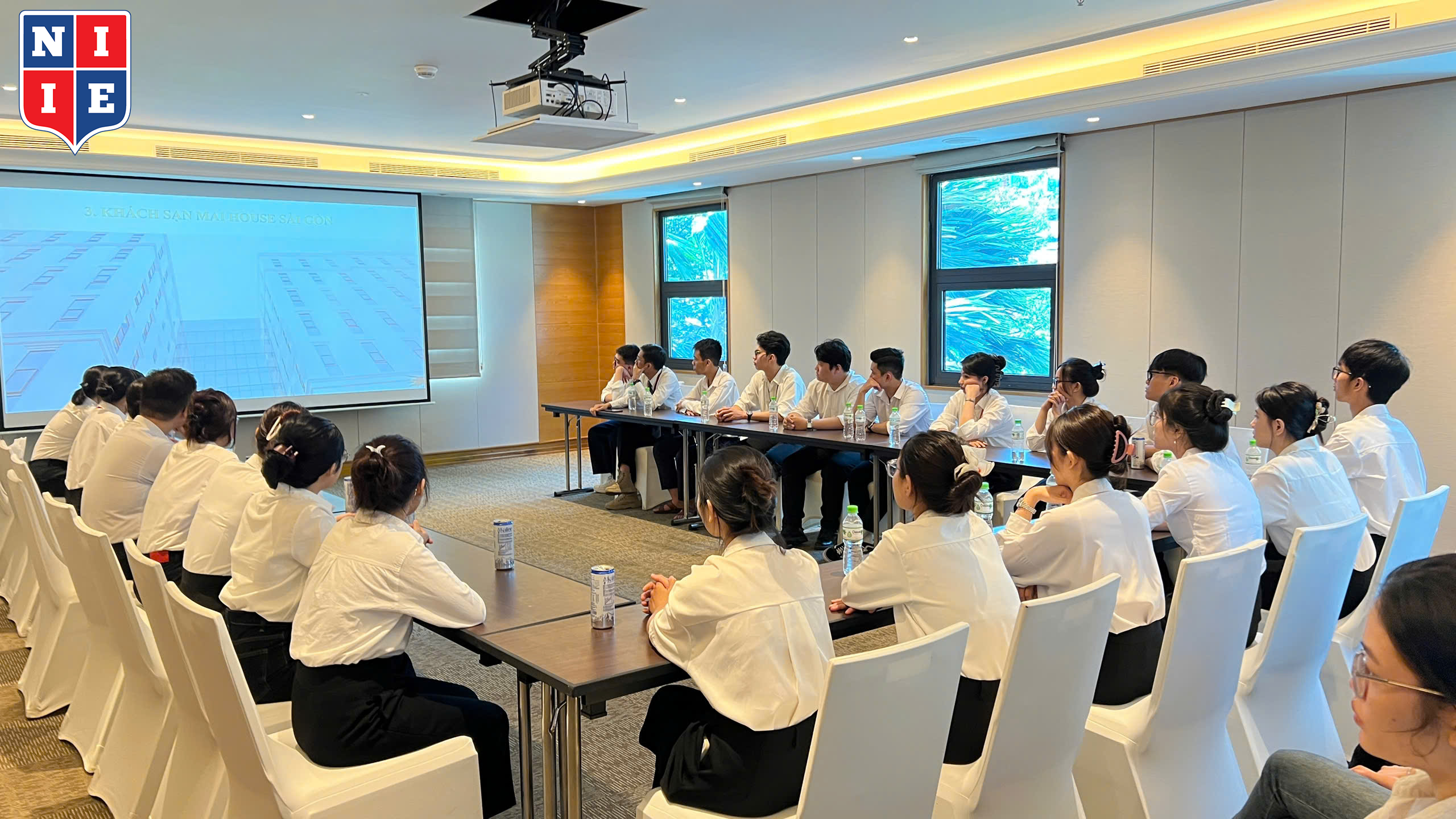 Trong buổi gặp gỡ, các bạn sinh viên NIIE đã được lắng nghe chia sẻ về tầm nhìn - sứ mệnh và hành trình kiến tạo thương hiệu Mai House.