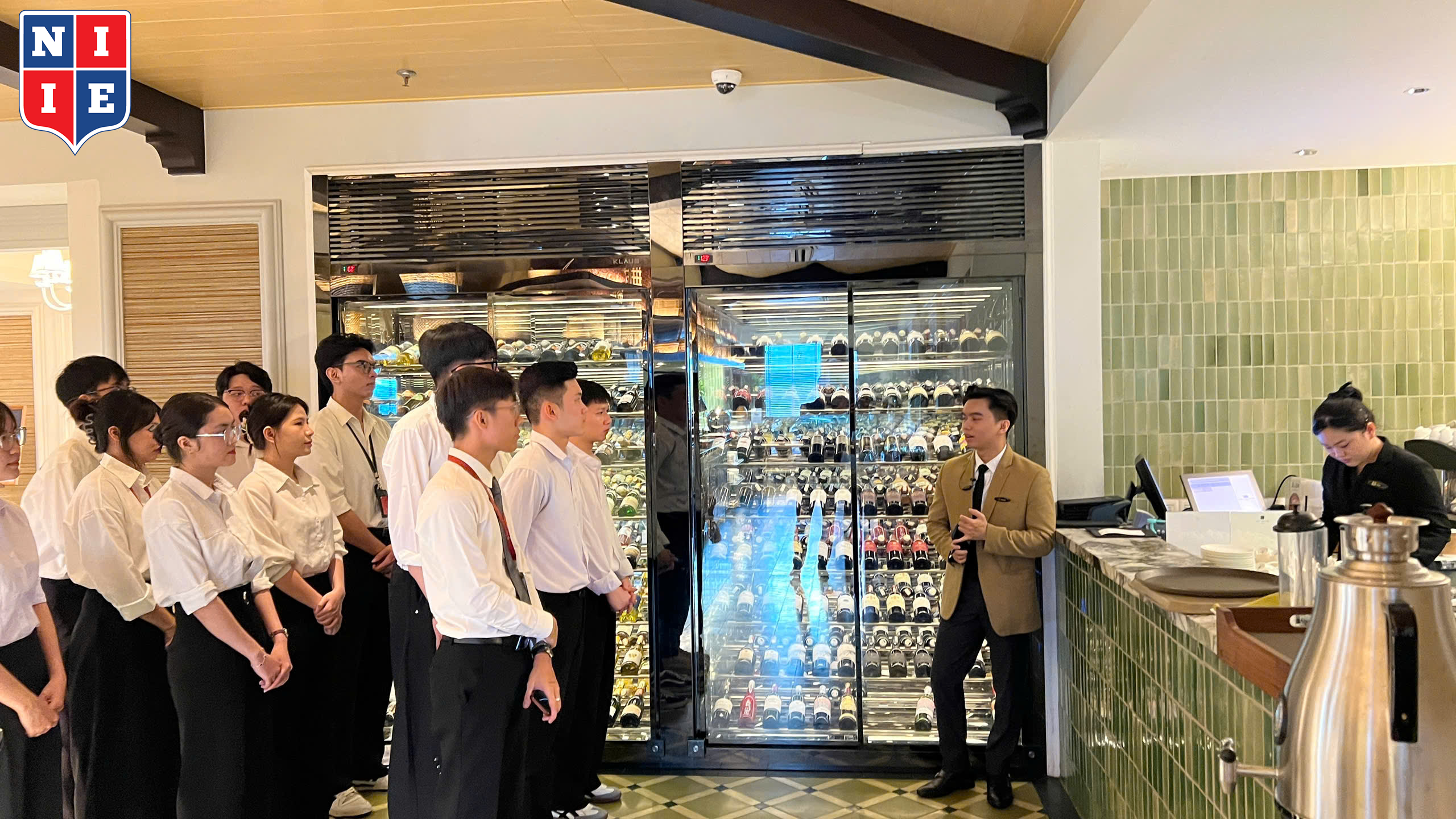Sinh viên NIIE tham quan khu vực quầy bar tại Mai House.