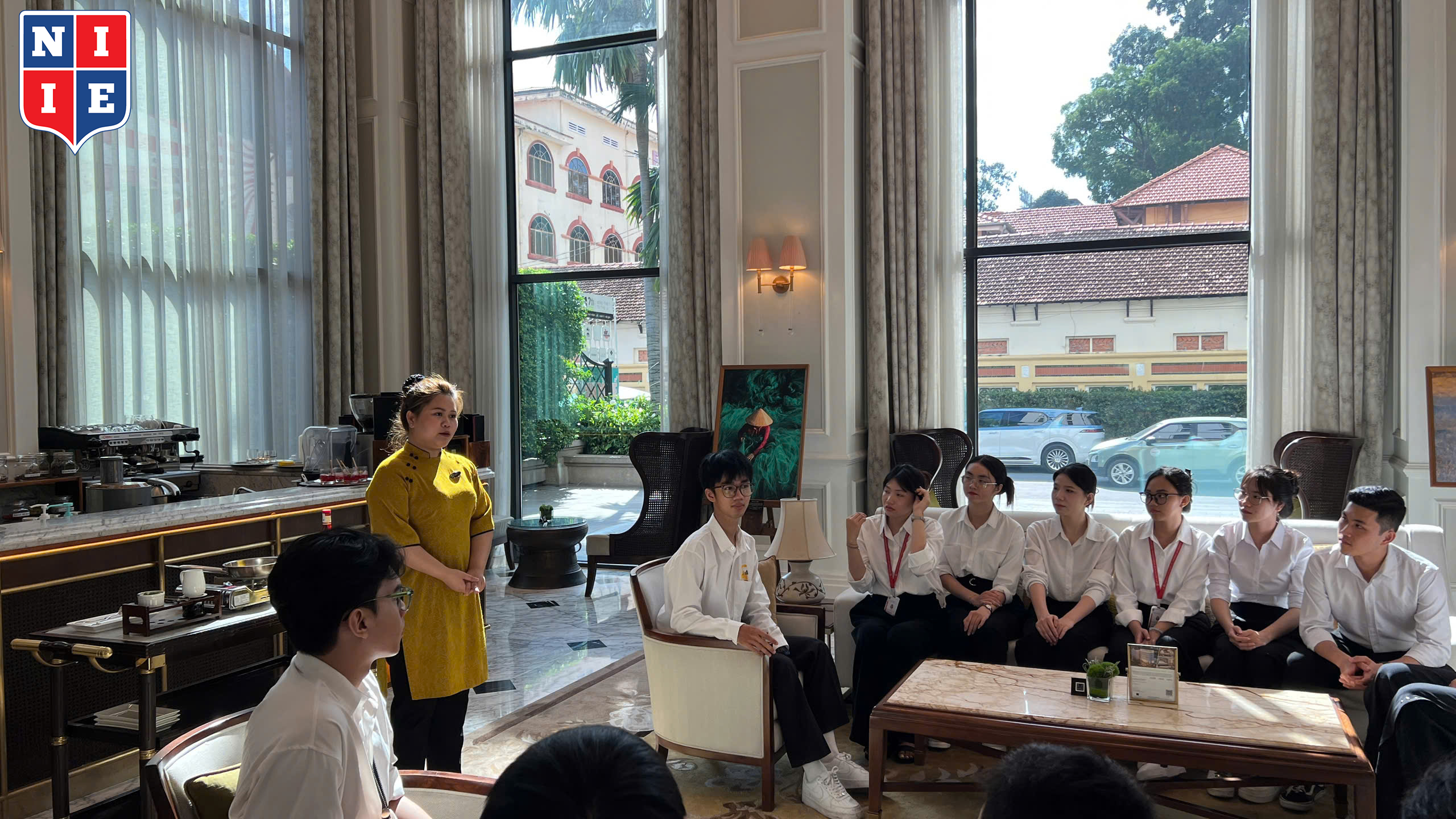Phong thái chuyên nghiệp, ân cần, gần gũi và vô cùng tinh tế của nhân sự Mai House đã tiếp thêm rất nhiều cảm hứng cho các bạn sinh viên NIIE