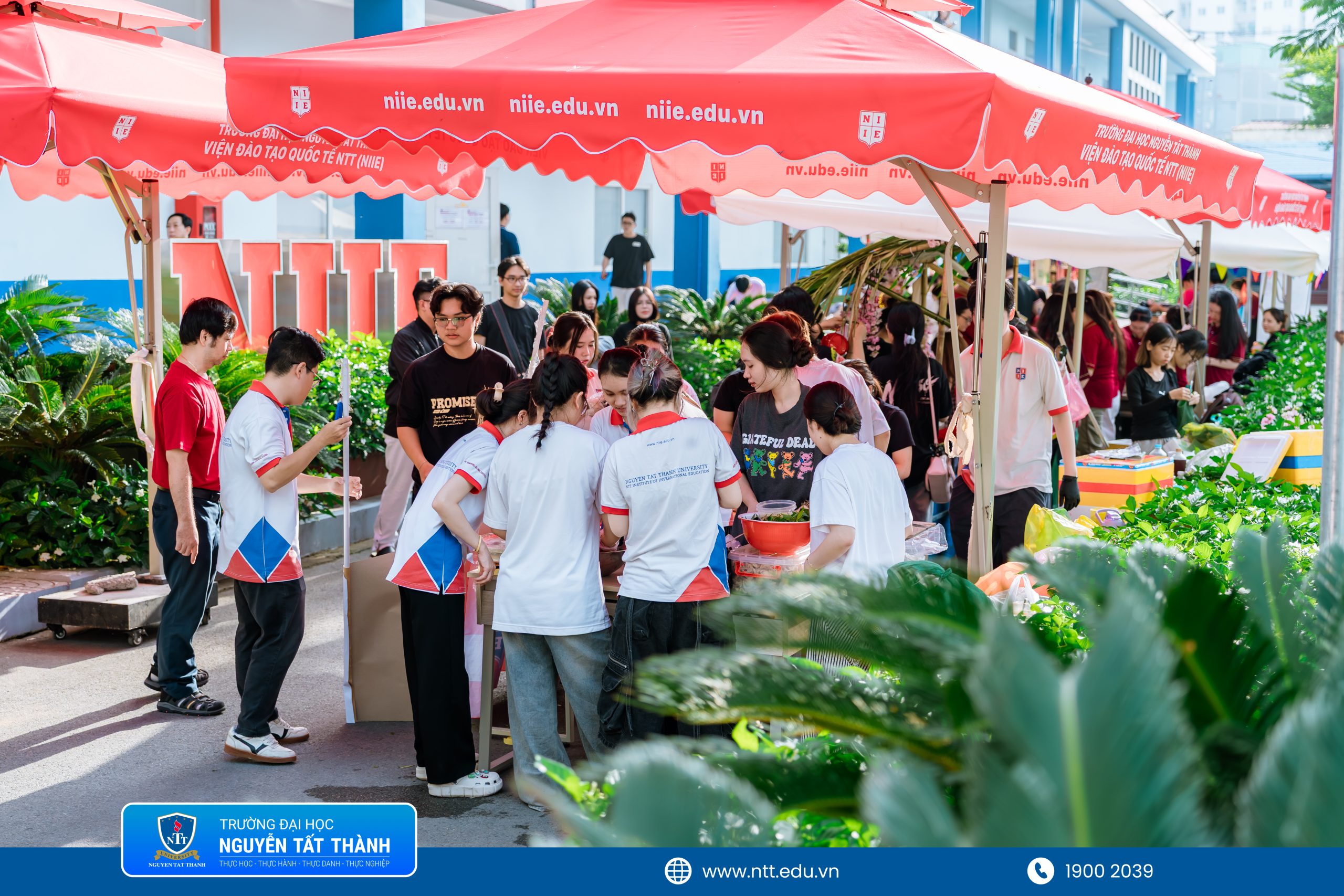 Có mặt từ rất sớm, các bạn sinh viên NIIE đang tấp nập để trang trí, chuẩn bị mở bán gian hàng