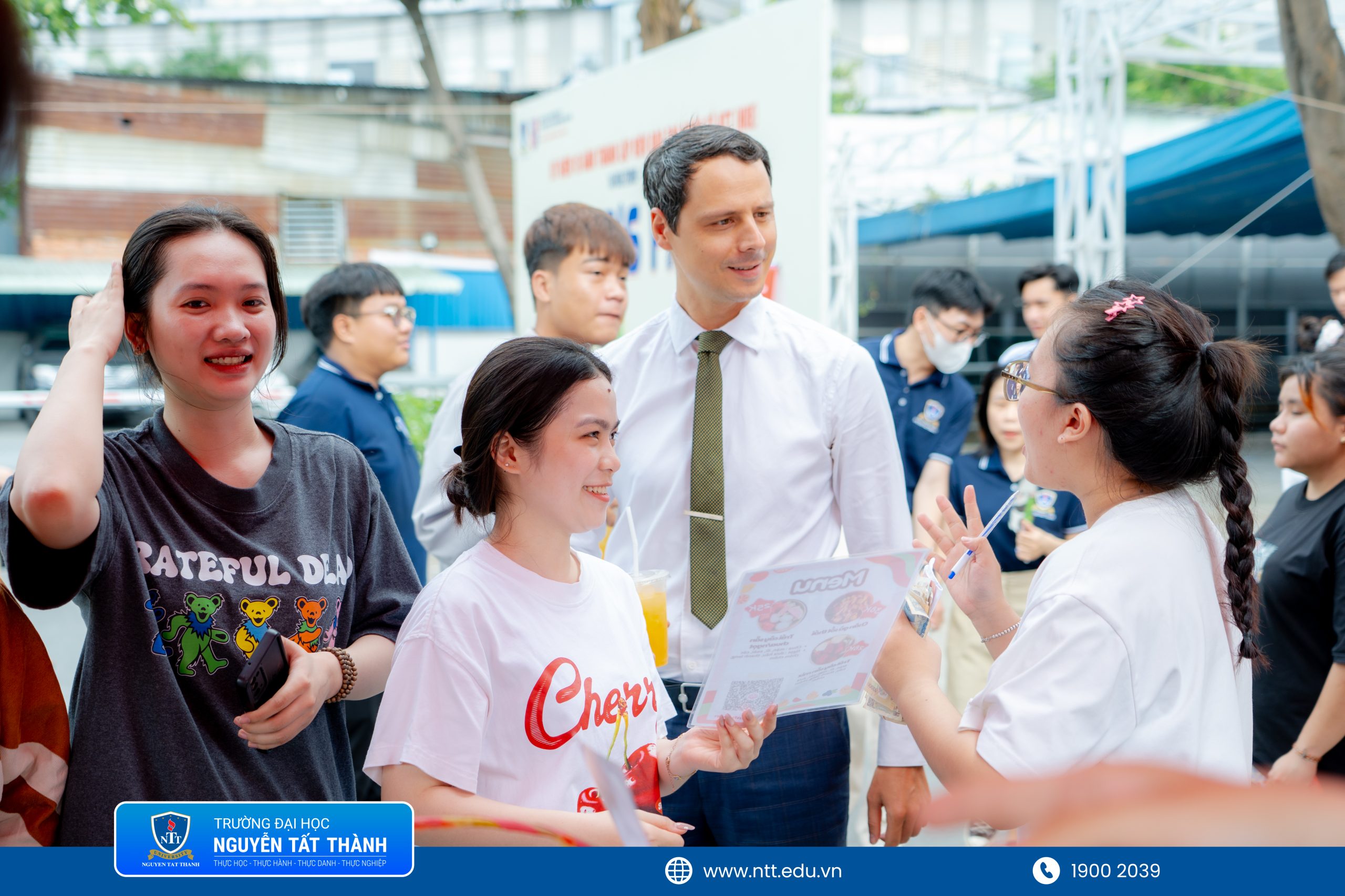 Giảng viên nước ngoài cũng tỏ ra vô cùng thích thú với NIIE’s Fair năm nay