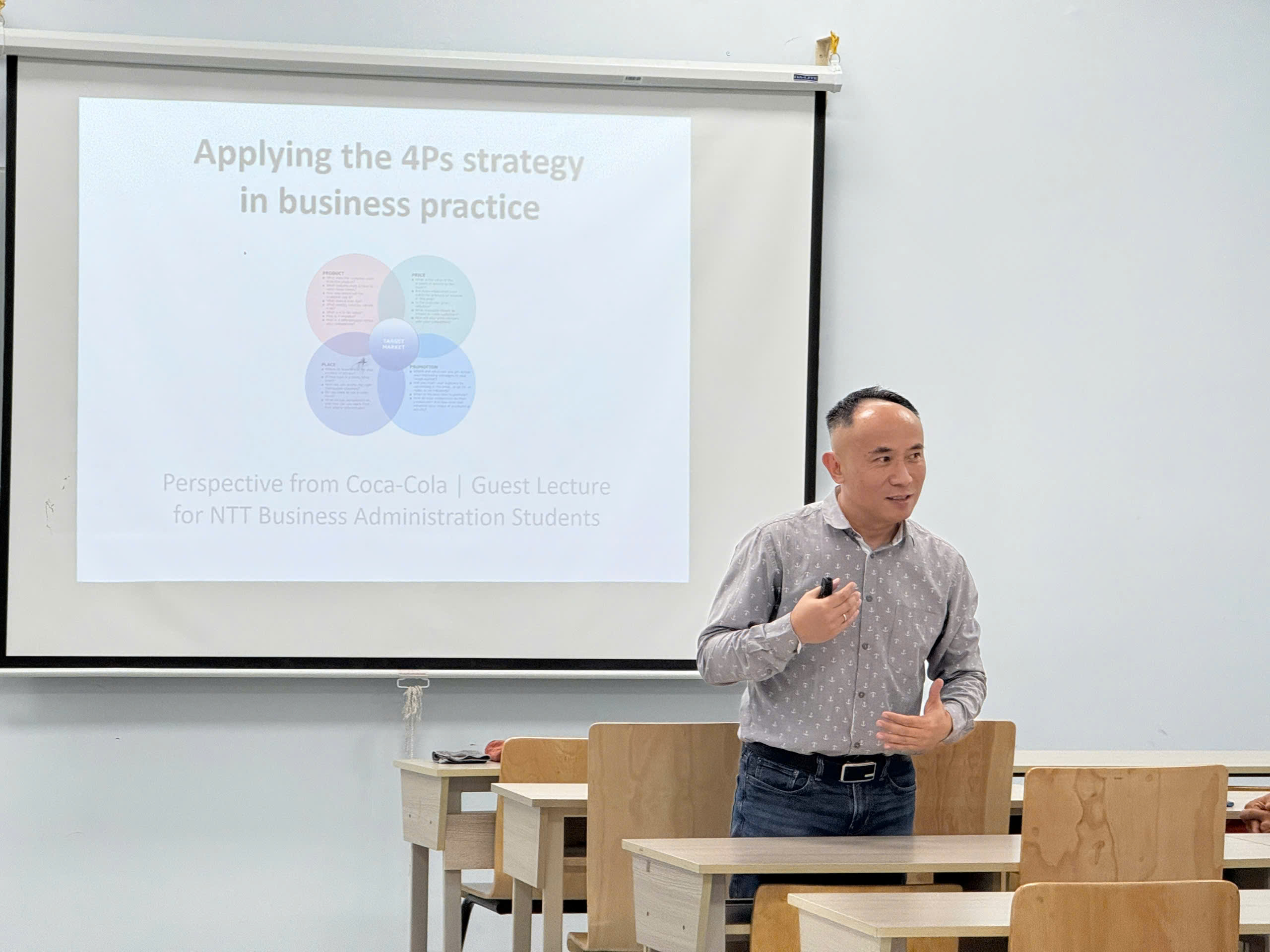 Case study thực tế, cùng cách diễn đạt truyền giàu cảm hứng của khách mời đã biến bài học trở nên gần gũi, dễ hiểu.