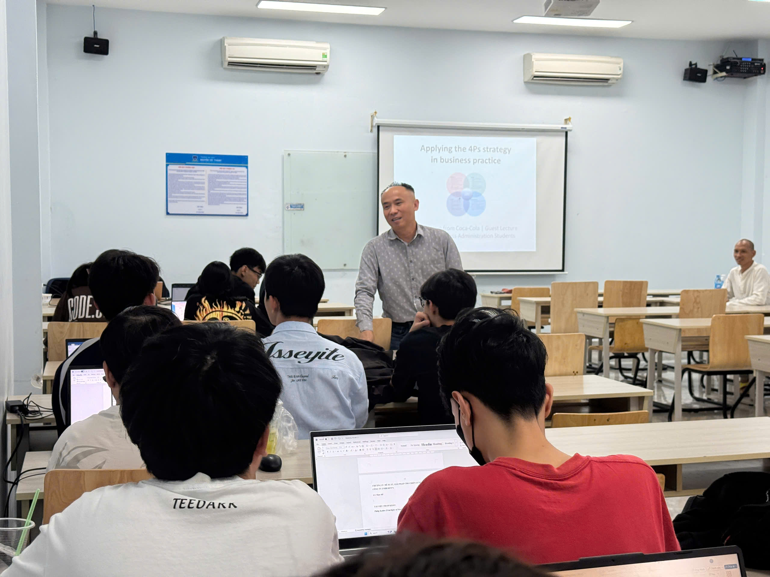 ThS. Eric Nguyễn, Phó Chủ Tịch Tập đoàn EDN Inc. (Hoa Kỳ), chuyên gia với 31 năm kinh nghiệm trong lĩnh vực marketing và kinh doanh