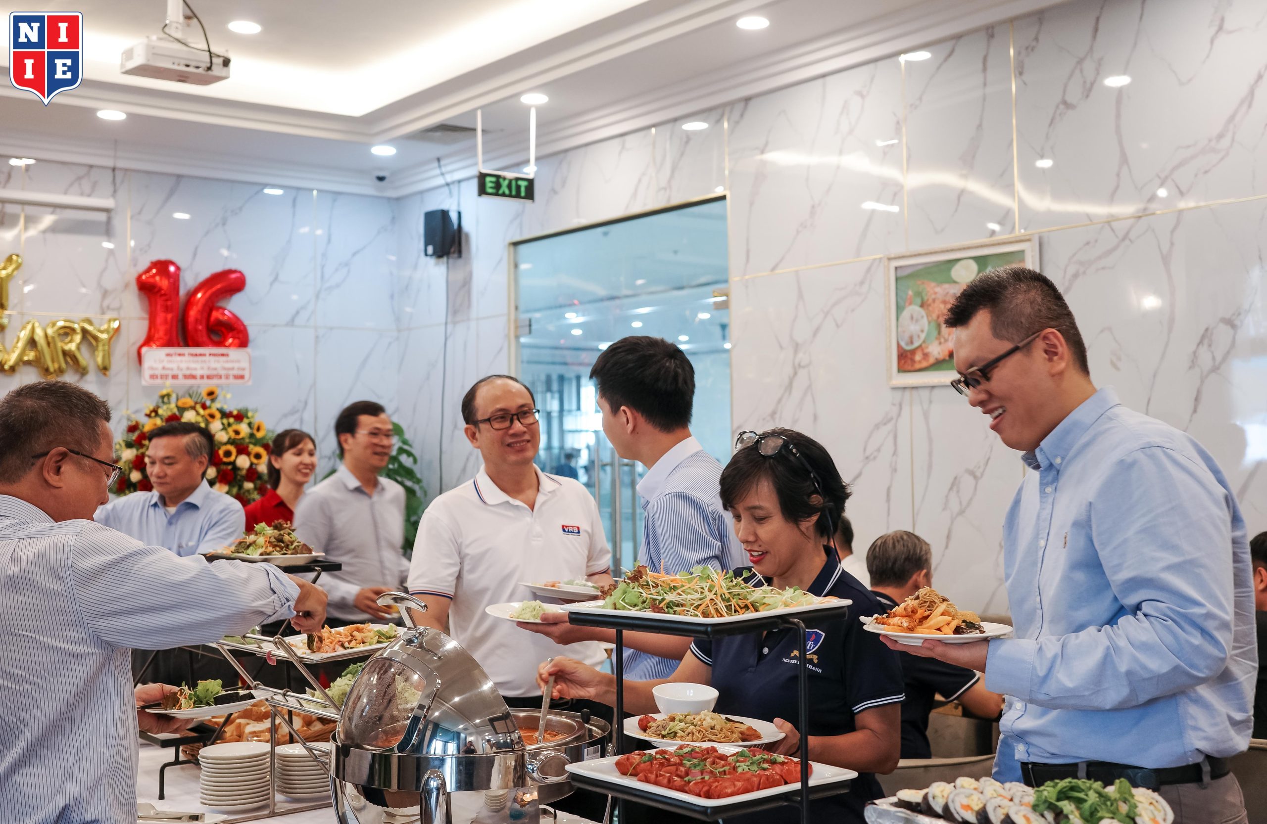 Buổi họp mặt được diễn ra trong bầu không khí thân thiện, gần gũi và ấm áp