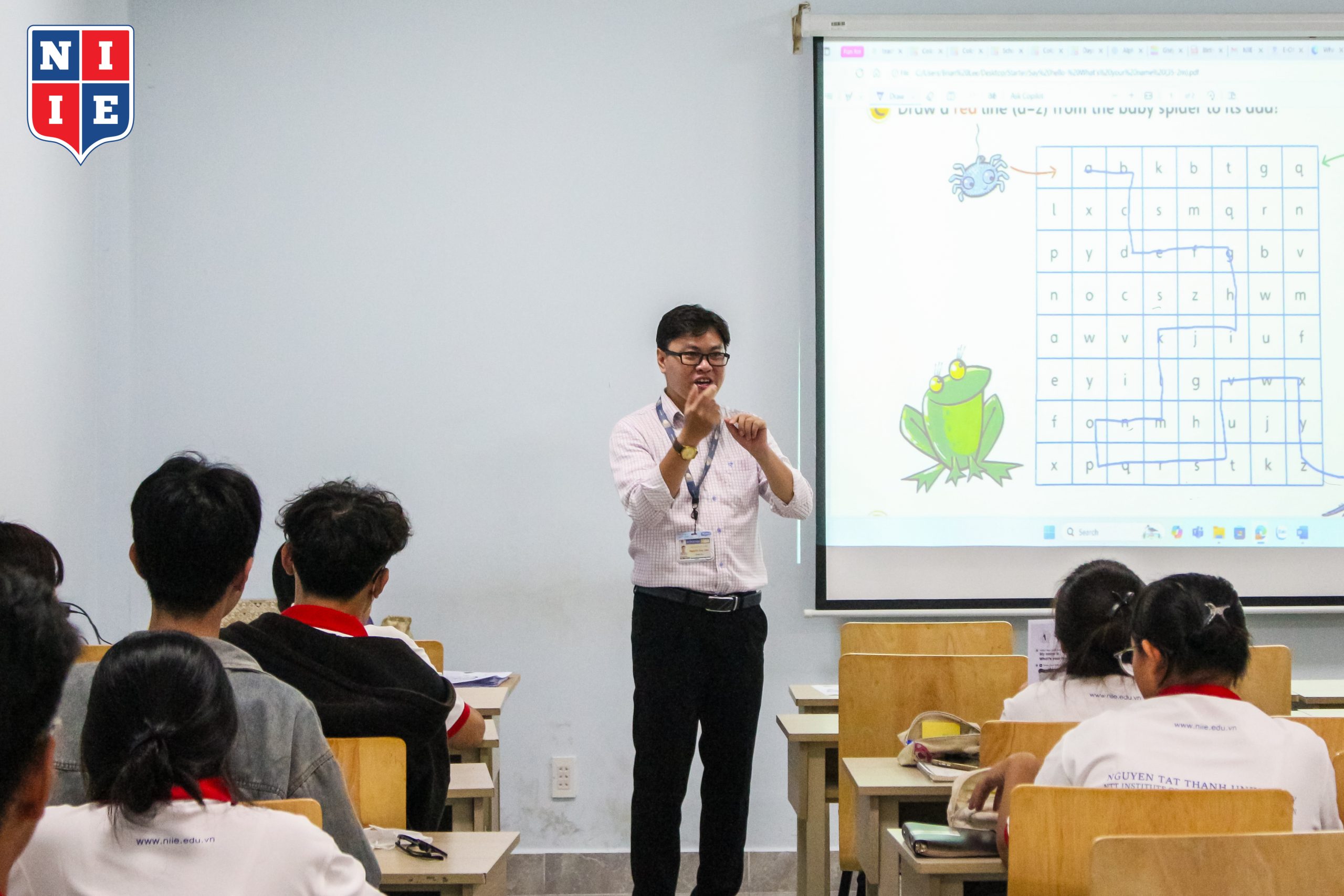 “Mất gốc” tiếng Anh thì cứ tự tin lên nhé, thế giới để NIIE lo