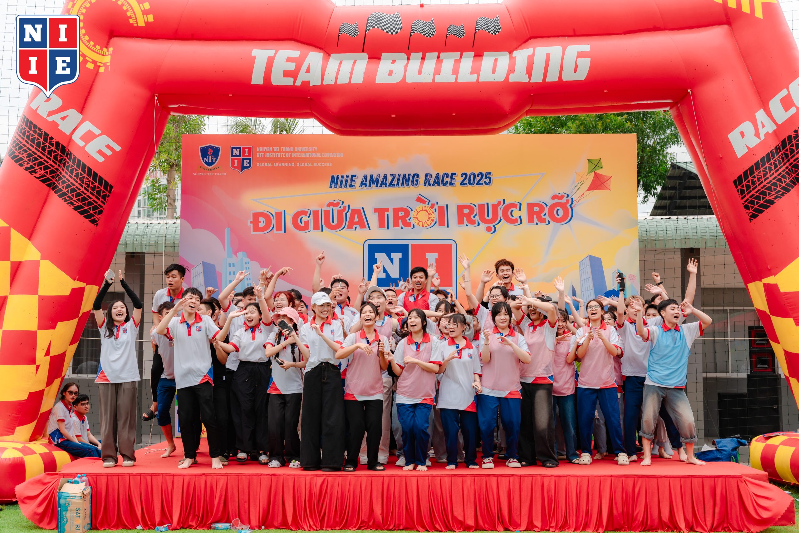Không thể thiếu là các tiết mục văn nghệ đầy ngẫu hứng và cảm xúc