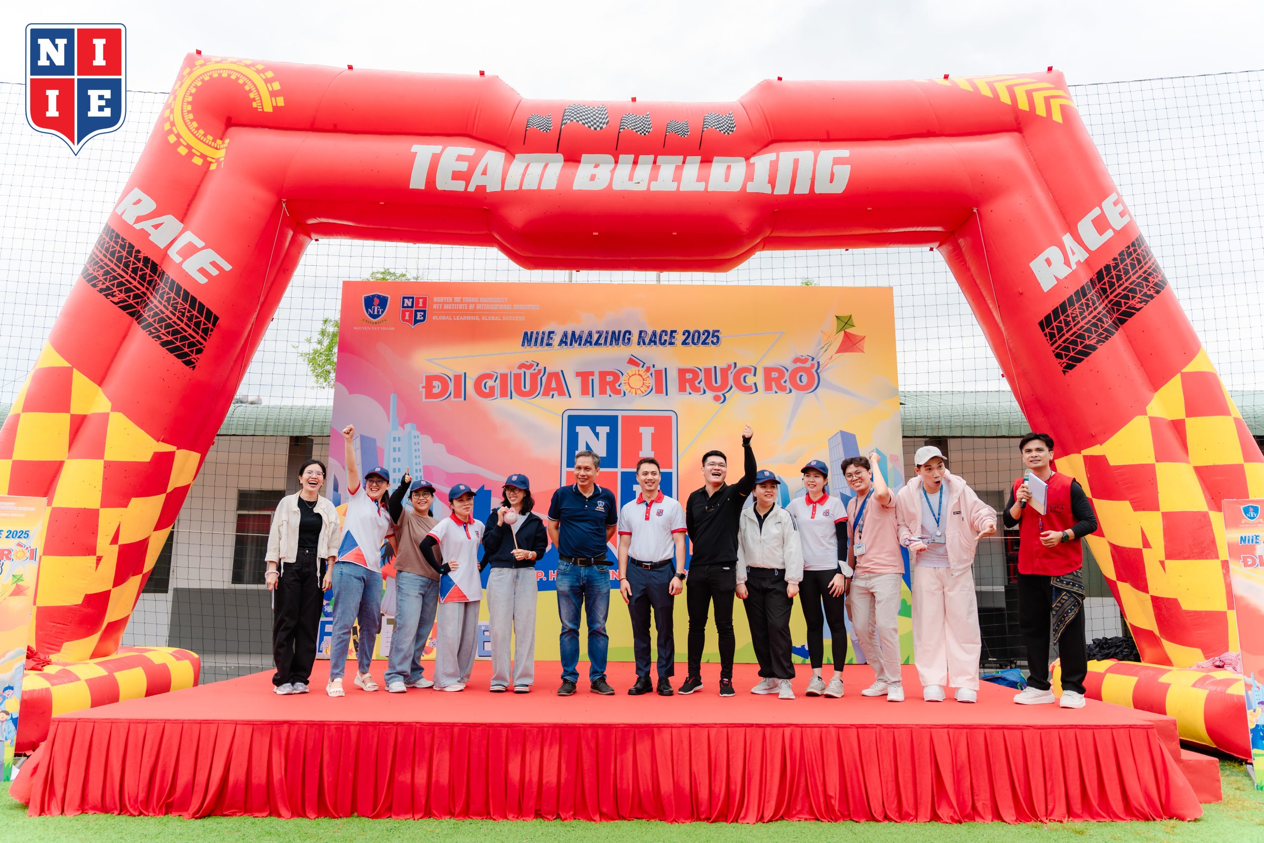Chương trình vinh dự có sự góp mặt của Ban lãnh đạo Viện cùng các thầy cô nhà trường