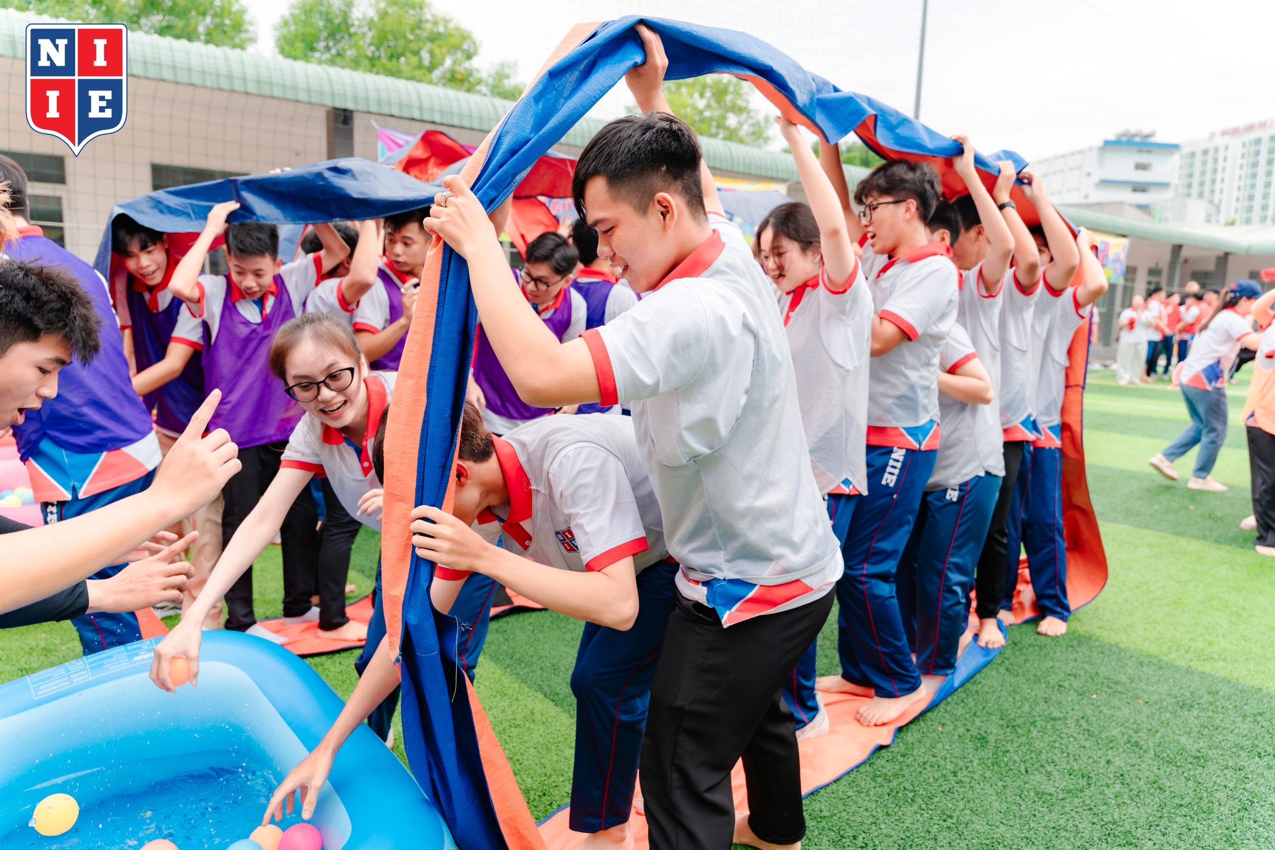 Trong suốt chương trình, sinh viên đã cùng nhau vượt qua hàng loạt thử thách team building đầy thú vị