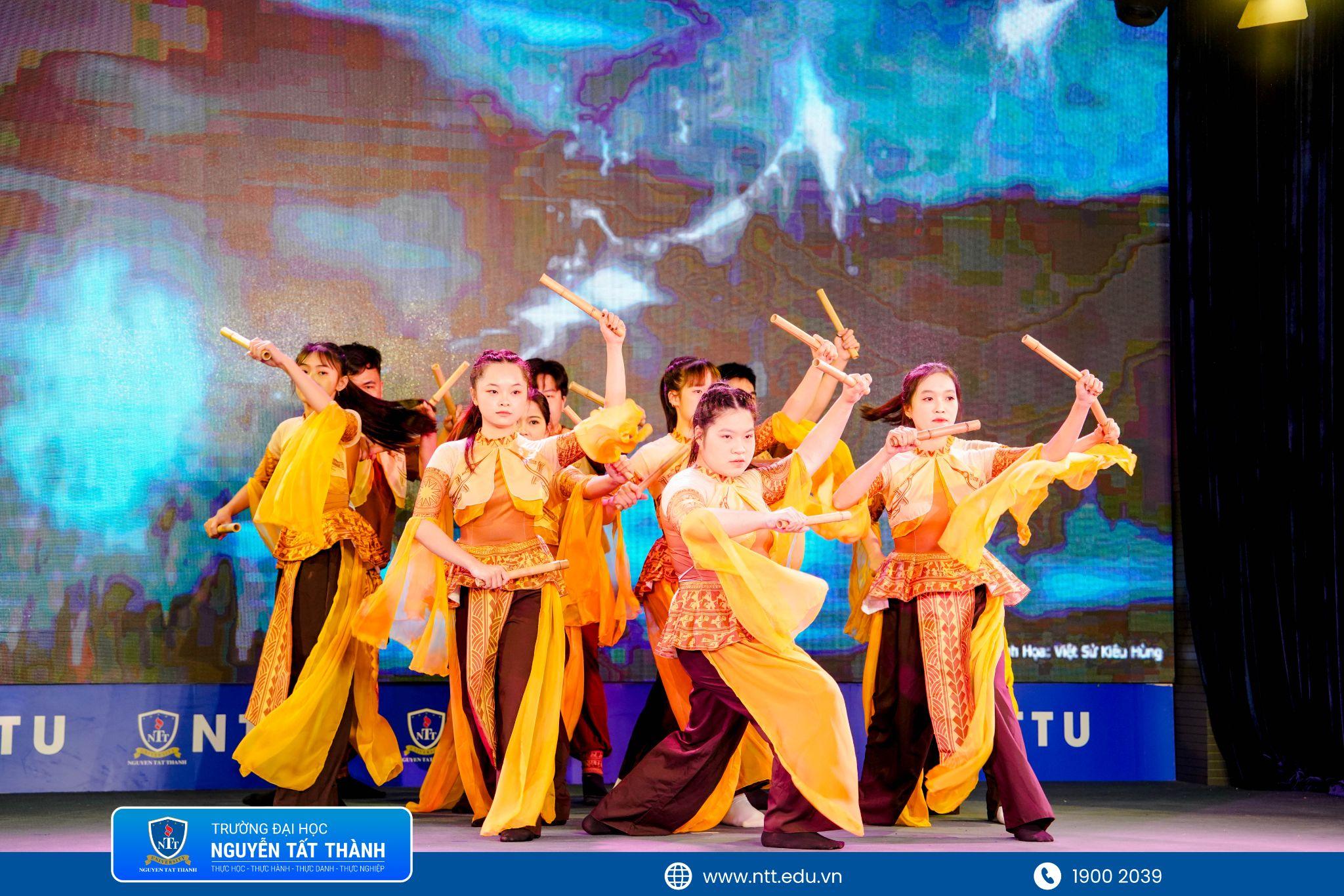Bên cạnh trình diễn thời trang, NIIE Runway 2025 còn mang đến rất nhiều tiết mục văn nghệ đặc sắc và hào hùng.