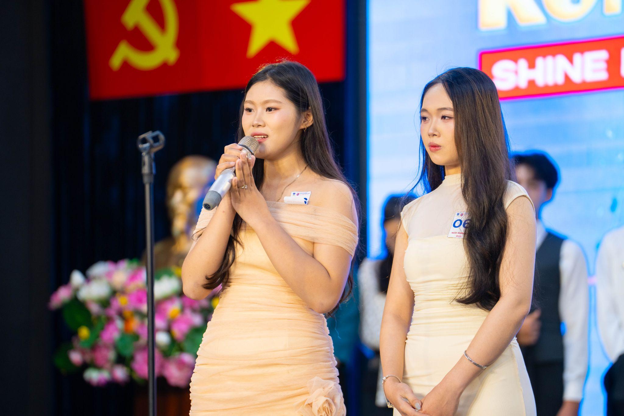 Phần thi vấn đáp, nơi thí sinh sẽ thể hiện khả năng giao tiếp ngoại ngữ, ứng xử thông minh, khéo léo.