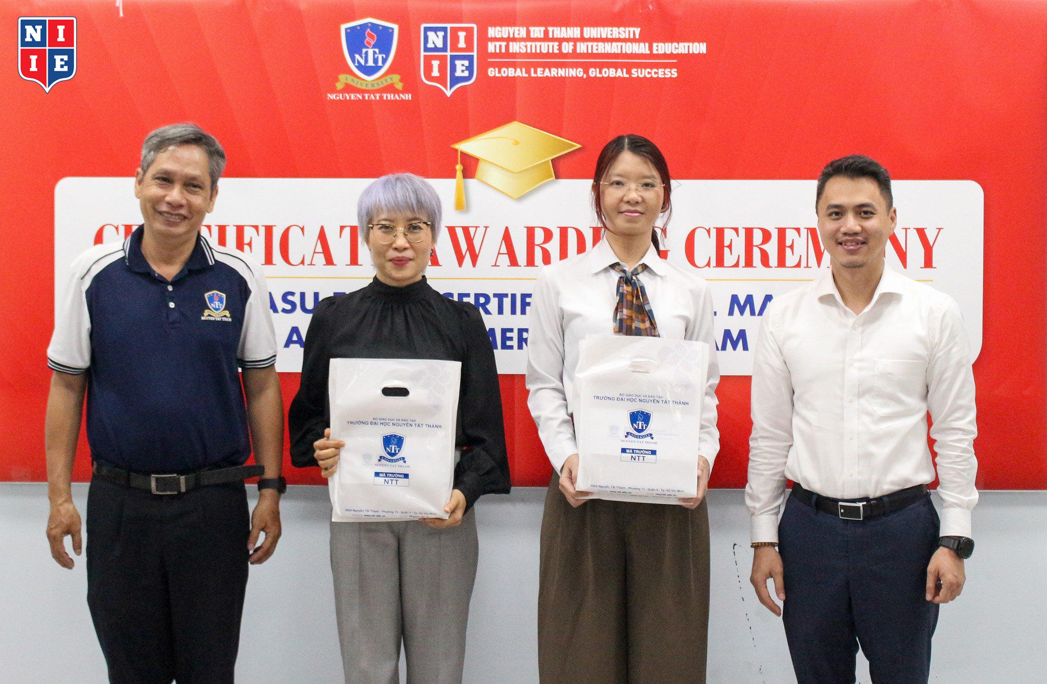 Ban lãnh đạo NIIE đã gửi những phần quà đặc biệt đến đại diện ASU