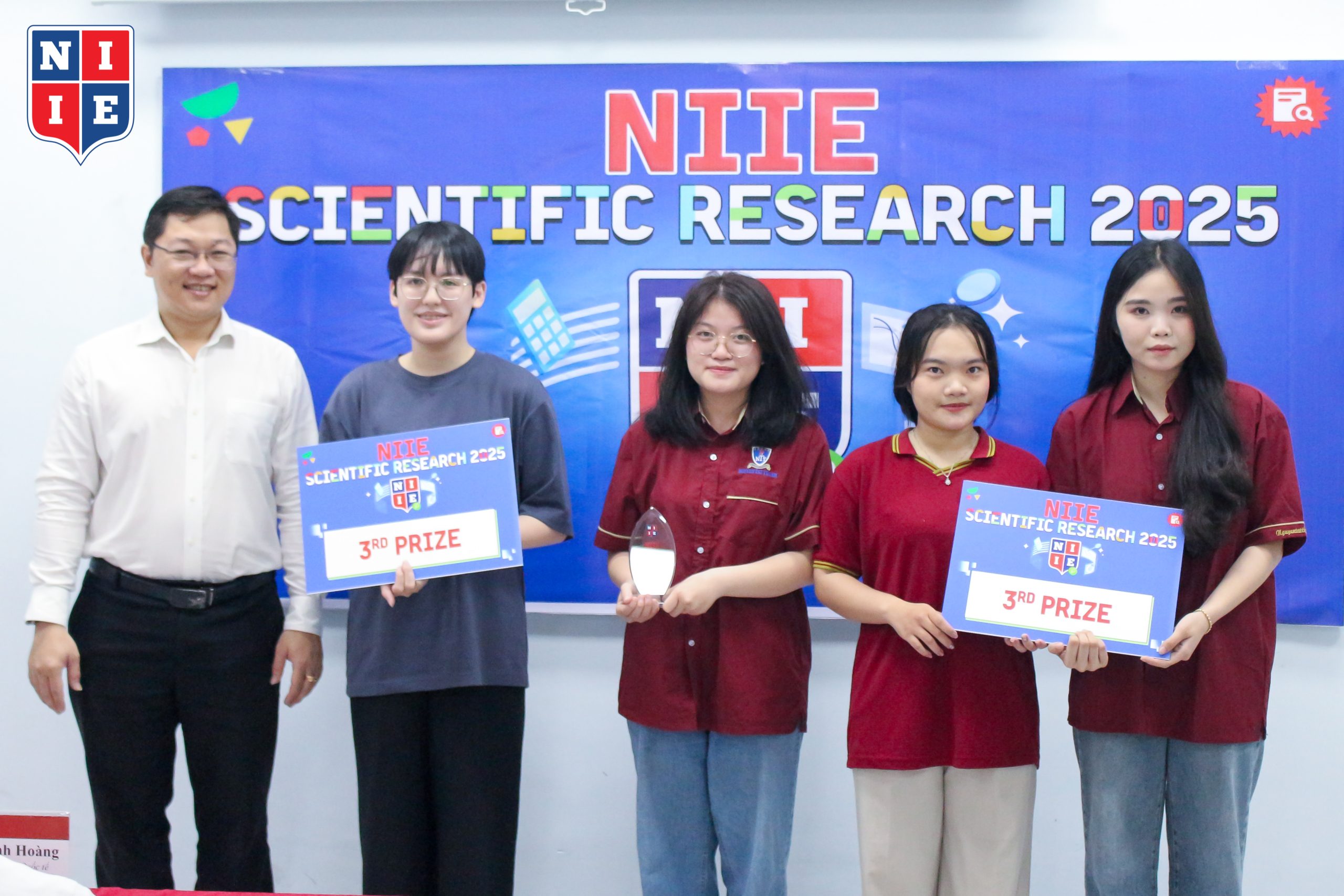 2 đội đạt giải ba cũng nhận được nhiều lời khen bởi đề tài sáng tạo, phù hợp với thực trạng xã hội