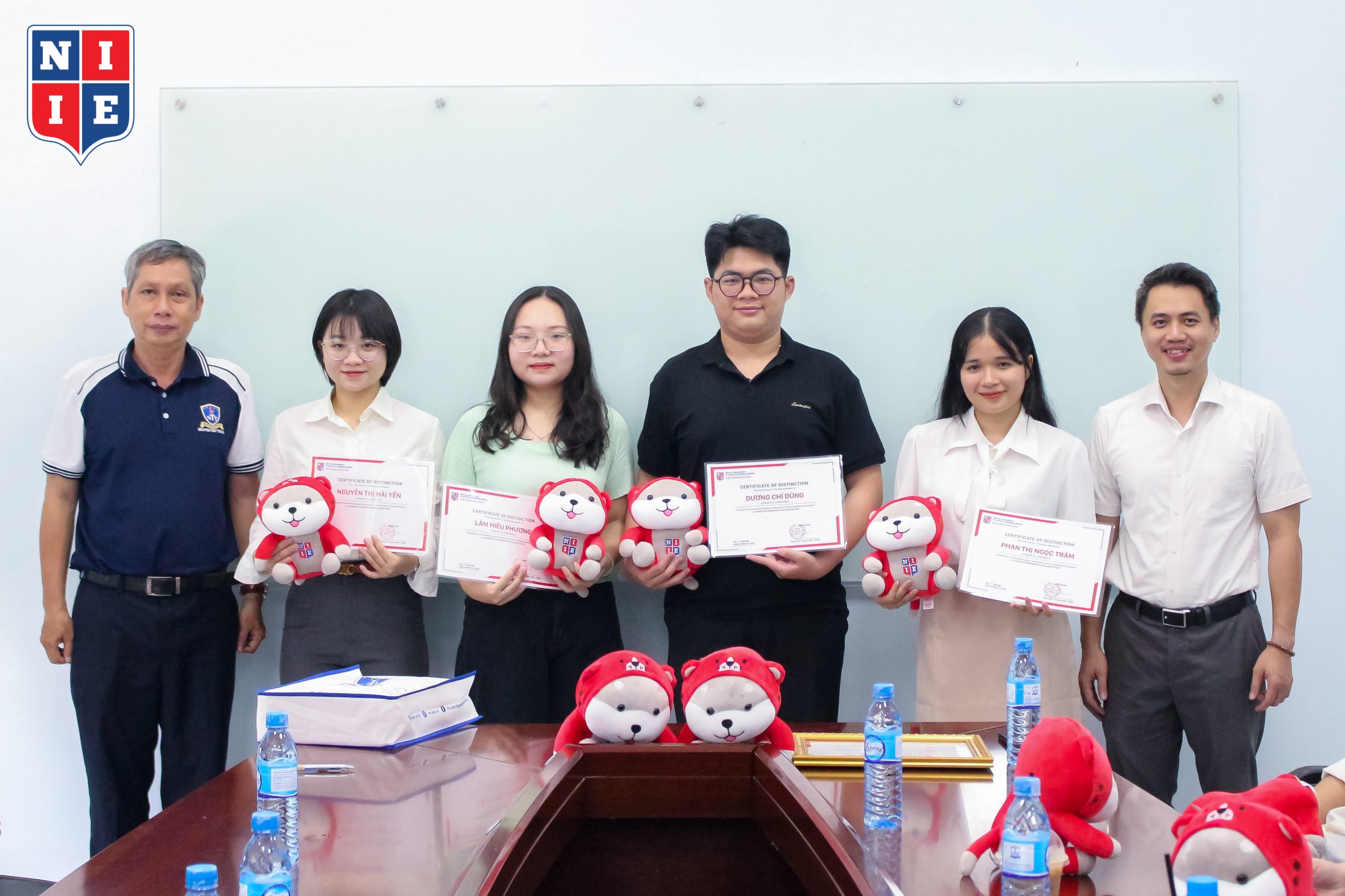 Không chỉ xuất sắc ở điểm GPA, các bạn còn rất tích cực tham gia hoạt động xã hội và phần lớn đã có công việc ổn định với mức thu nhập đáng mơ ước