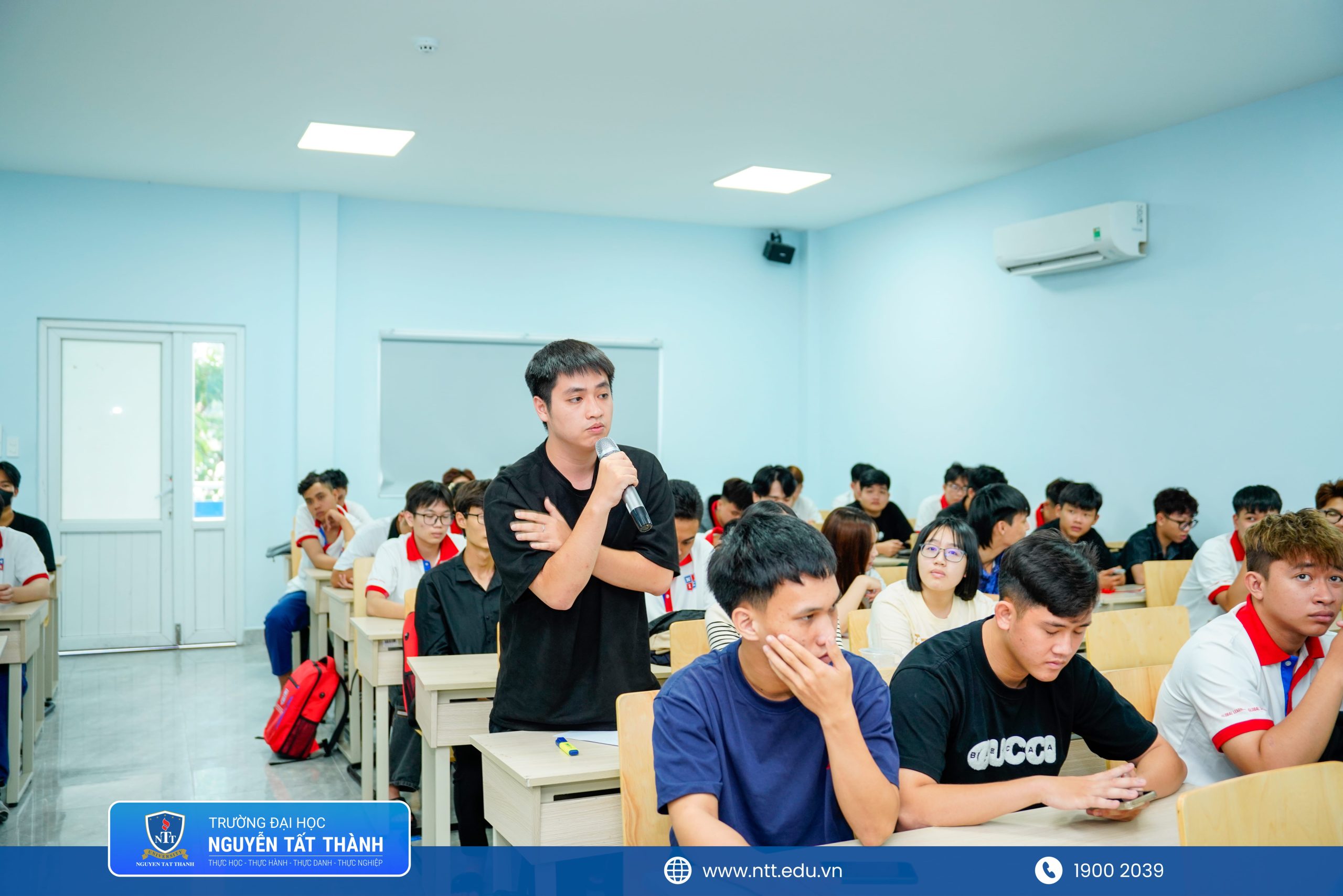 Diễn giả Khắc Huy cũng đã chỉ ra các xu hướng công nghệ nổi bật mà sinh viên cần quan tâm để có sự chuẩn bị cho tốt