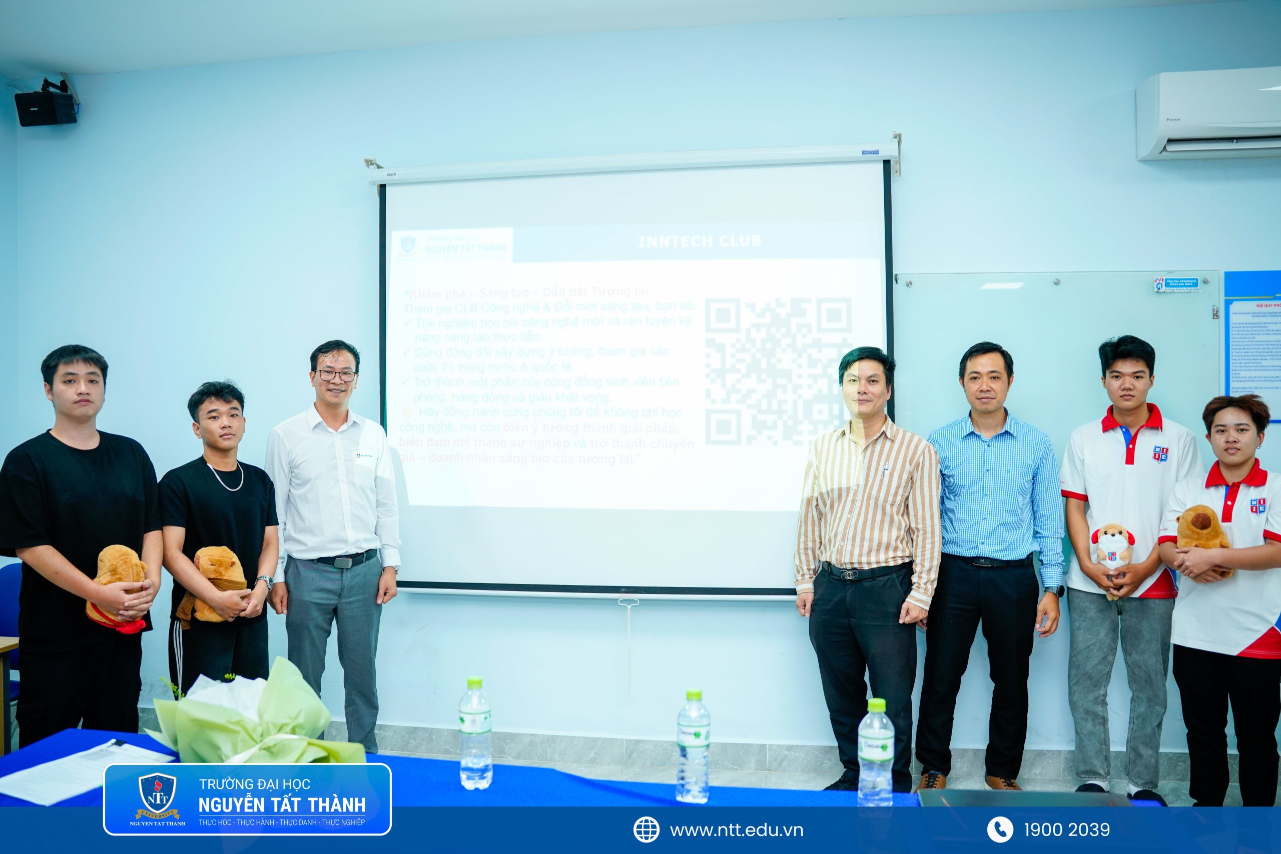 Trưởng ngành IT cùng khách mời “check-in” cùng các sinh viên may mắn nhận quà trong sự kiện
