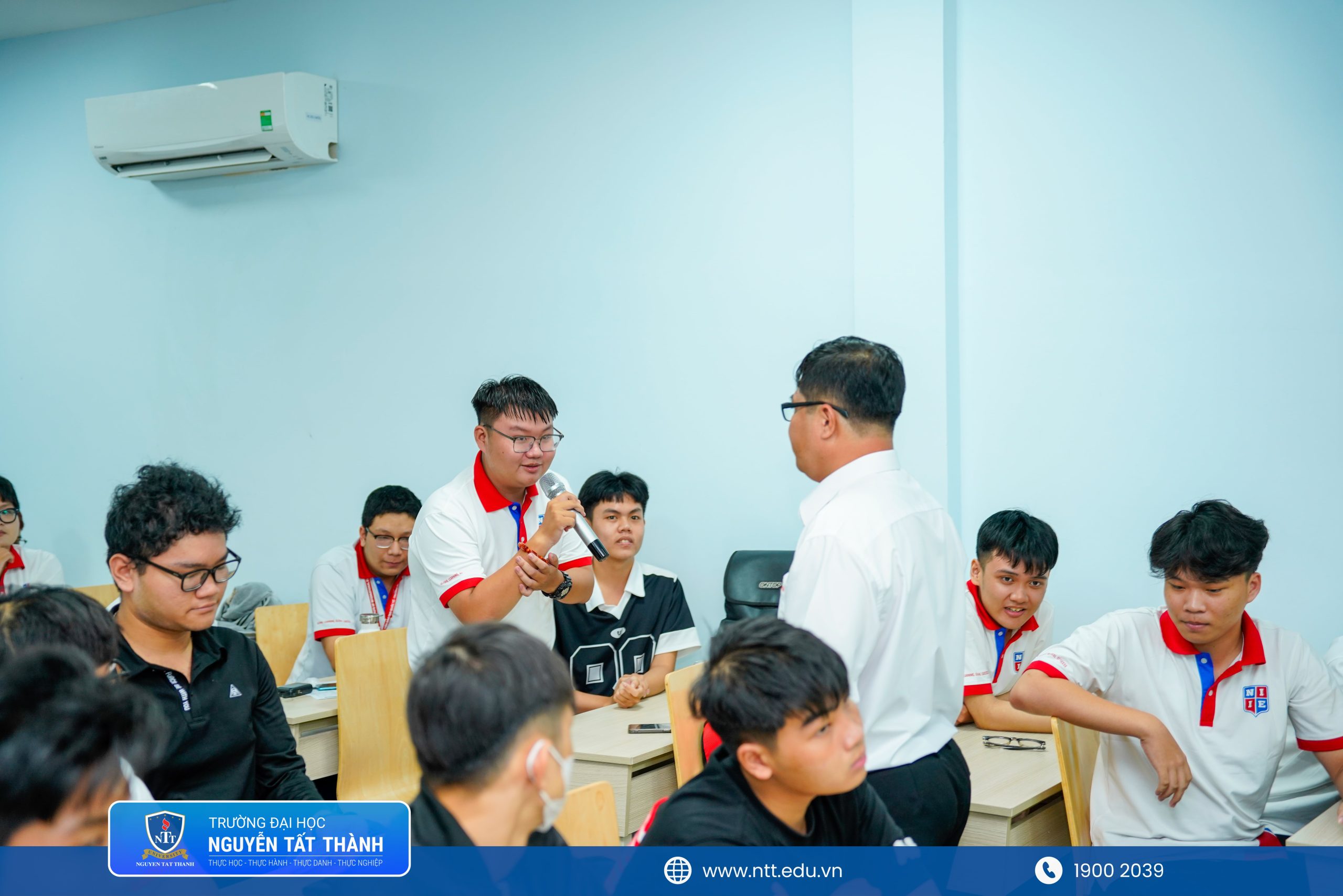 Từ góc nhìn doanh nghiệp, diễn giả Thành Nhân đã mang đến cho sinh viên cái nhìn toàn cảnh về ngành Công nghệ kỹ thuật ô tô Việt Nam