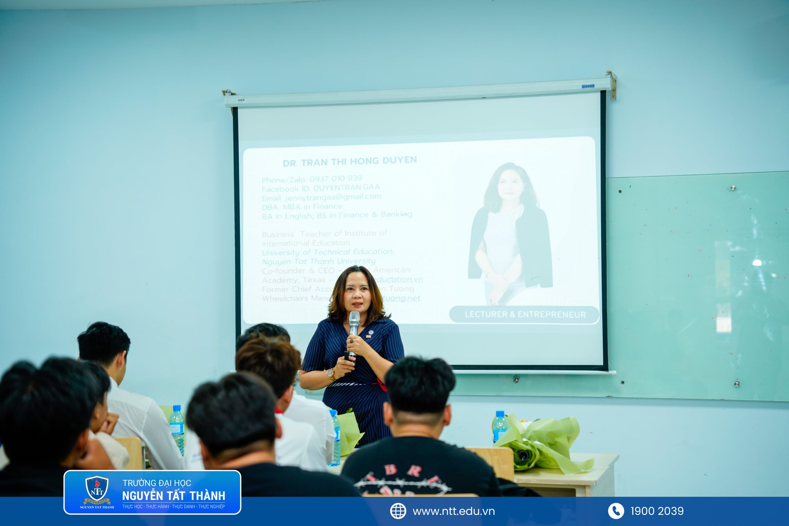 TS. Trần Thị Hồng Duyên cũng đã chia sẻ những lời khuyên bổ ích về kỹ năng học tập ở bậc đại học