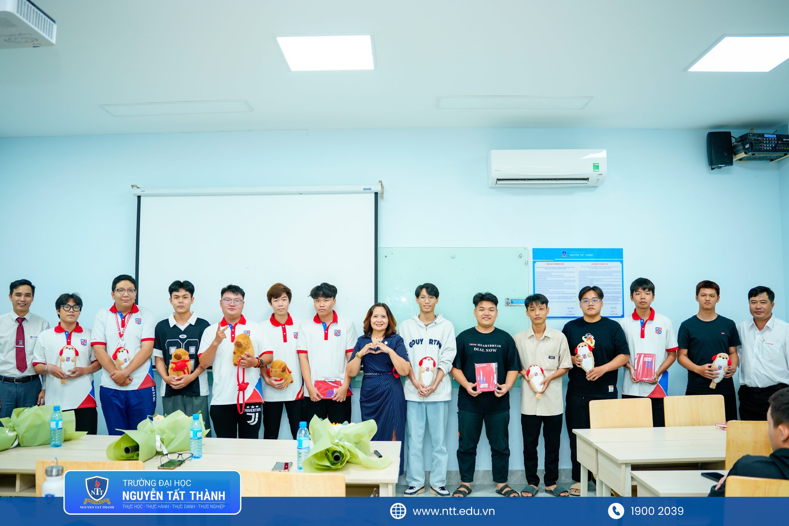 Không chỉ nhận kiến thức, kinh nghiệm, sinh viên tích cực tham gia sự kiện còn được nhận quà nữa nè