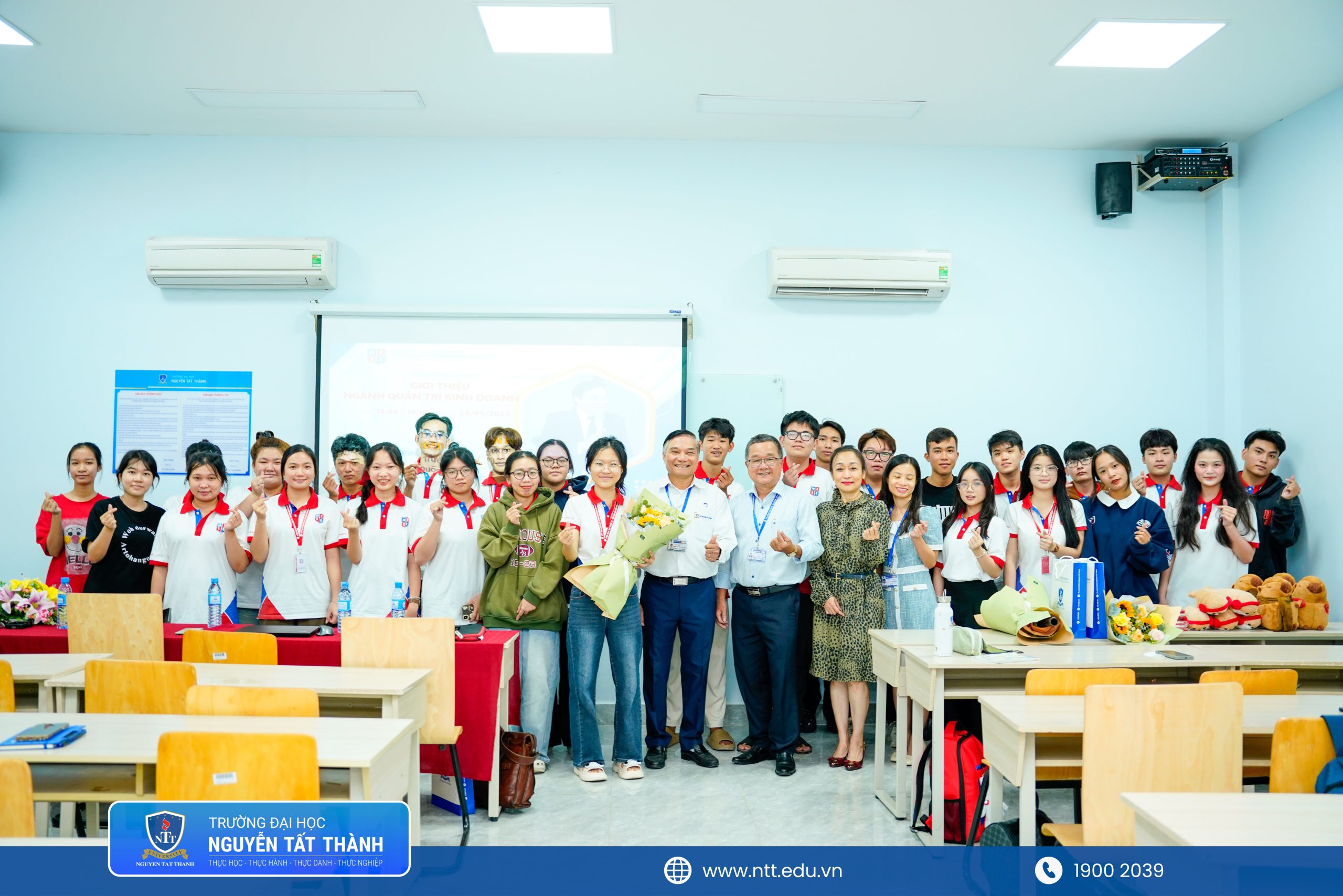 Định hướng Tân sinh viên ngành Quản trị kinh doanh
