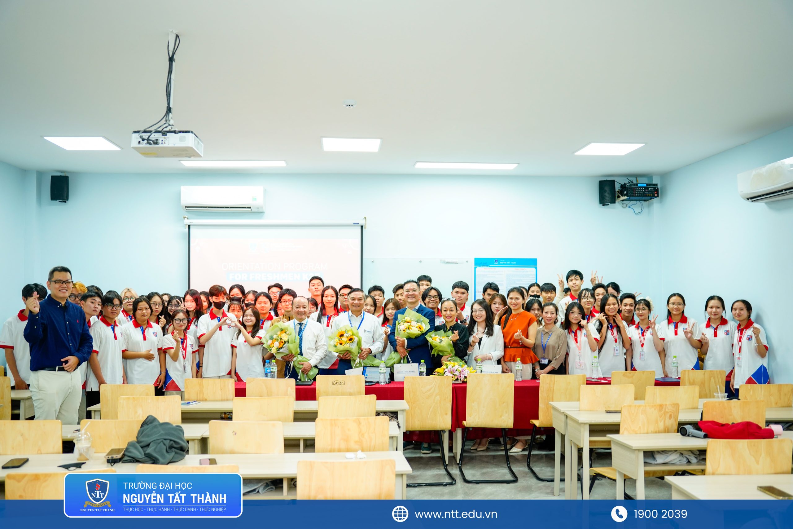 Hình ảnh sinh viên K25 vừa năng động, vừa tài năng ngành Thương mại điện tử và Marketing số tại NIIE