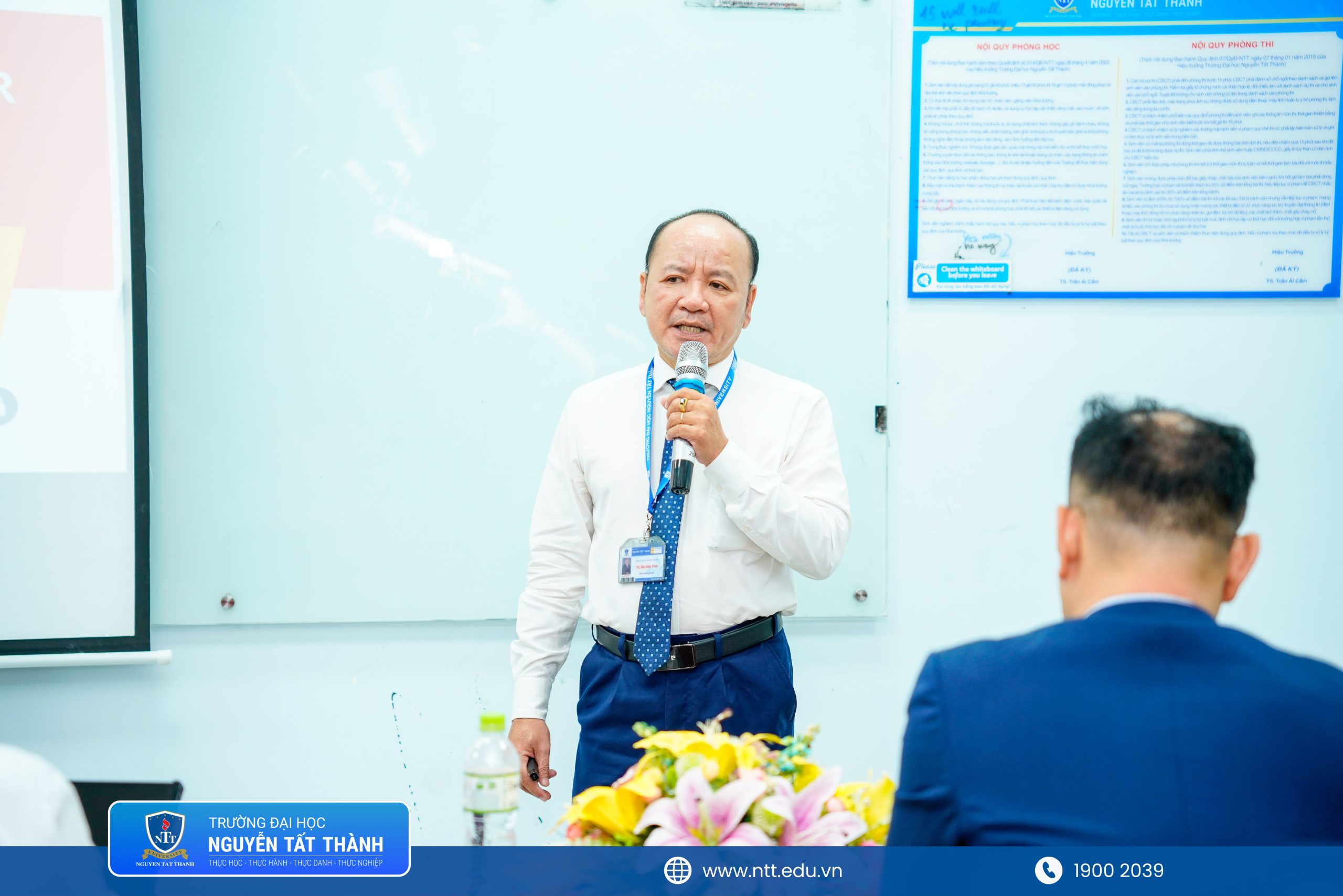 Sinh viên ngành Thương mại điện tử đã nhận được rất nhiều kinh nghiệm, thông tin bổ ích từ thầy Trưởng ngành - TS. Bùi Văn Thời