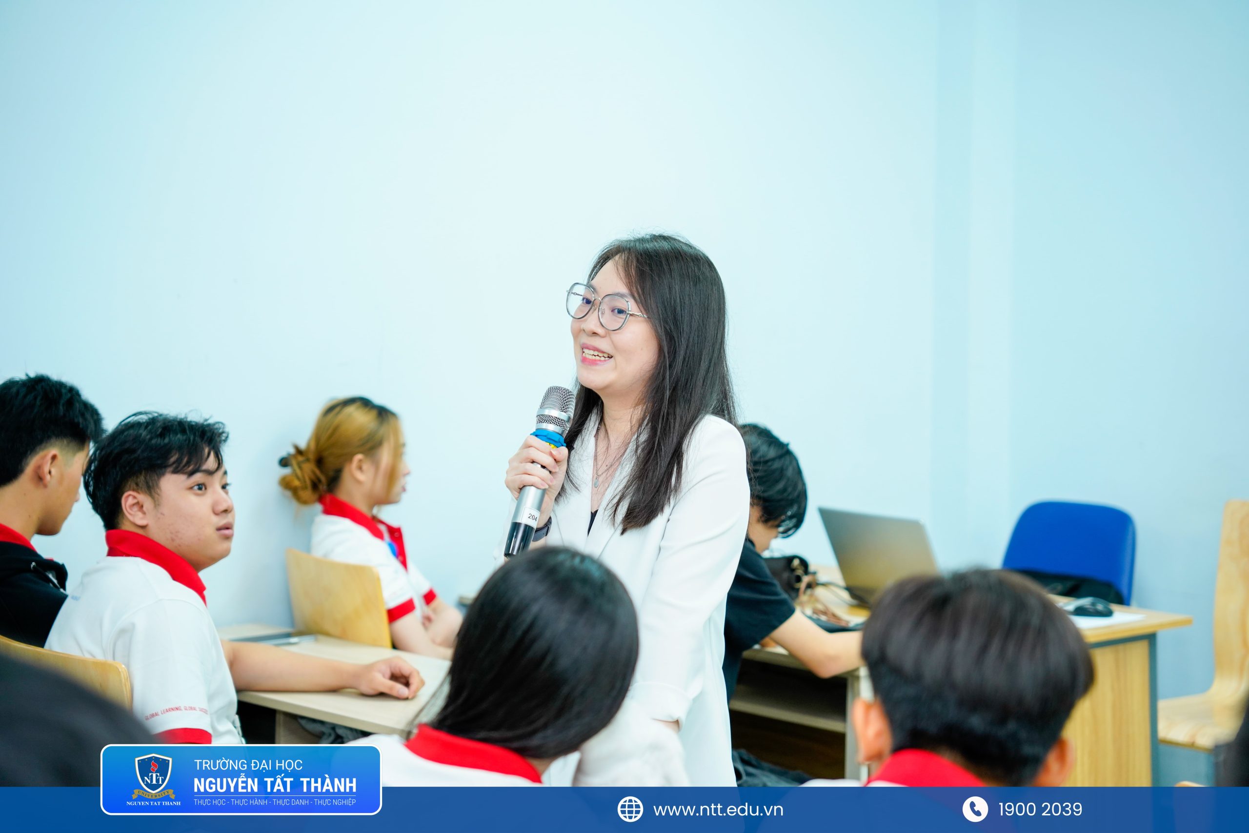 Đại diện VECOM, diễn giả Kim Phượng đã mang đến rất nhiều góc nhìn mới về thị trường Thương mại điện tử Việt Nam