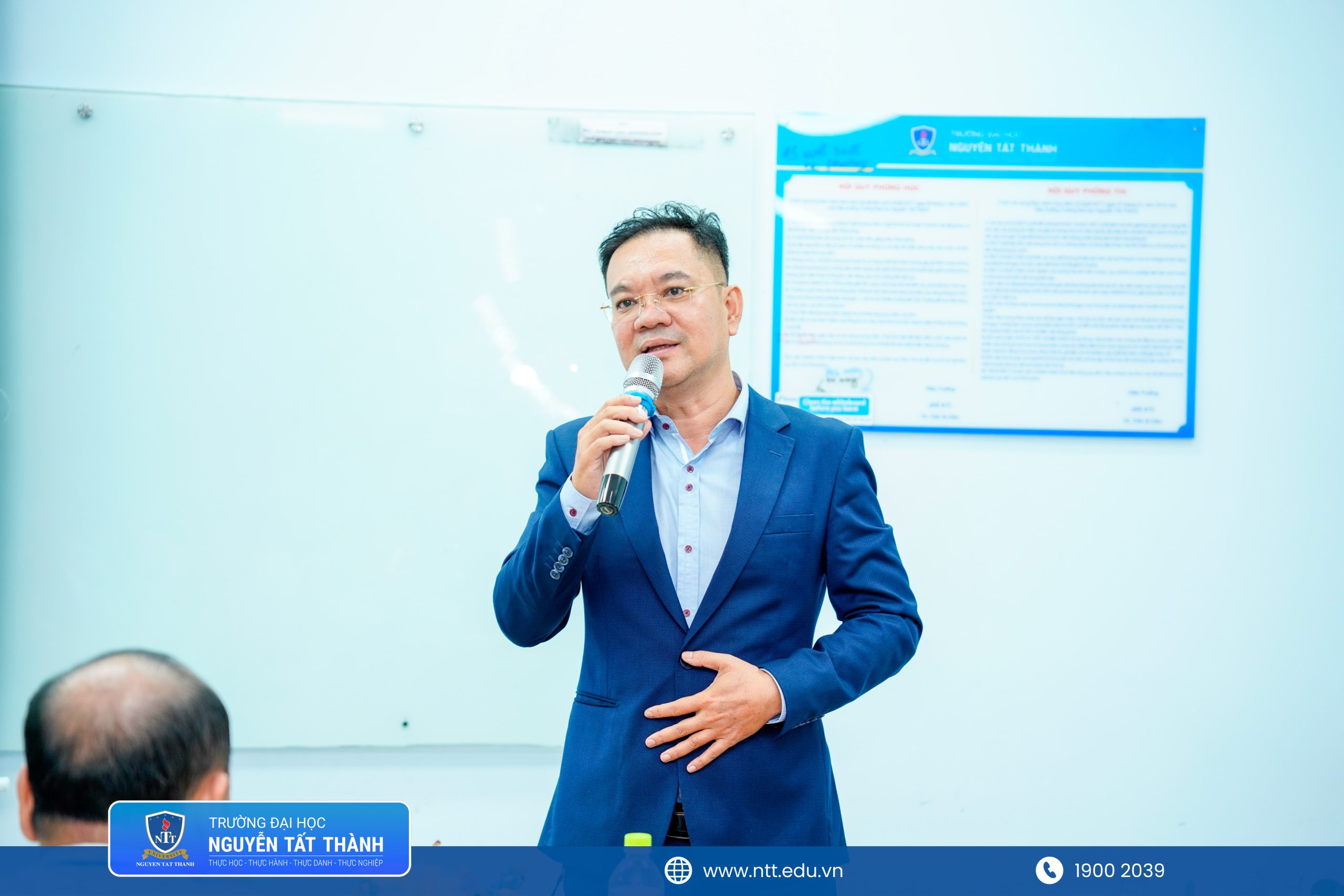 Diễn giả Phương Lâm chia sẻ cùng sinh viên NIIE về cơ hội việc làm ngành Thương mại điện tử