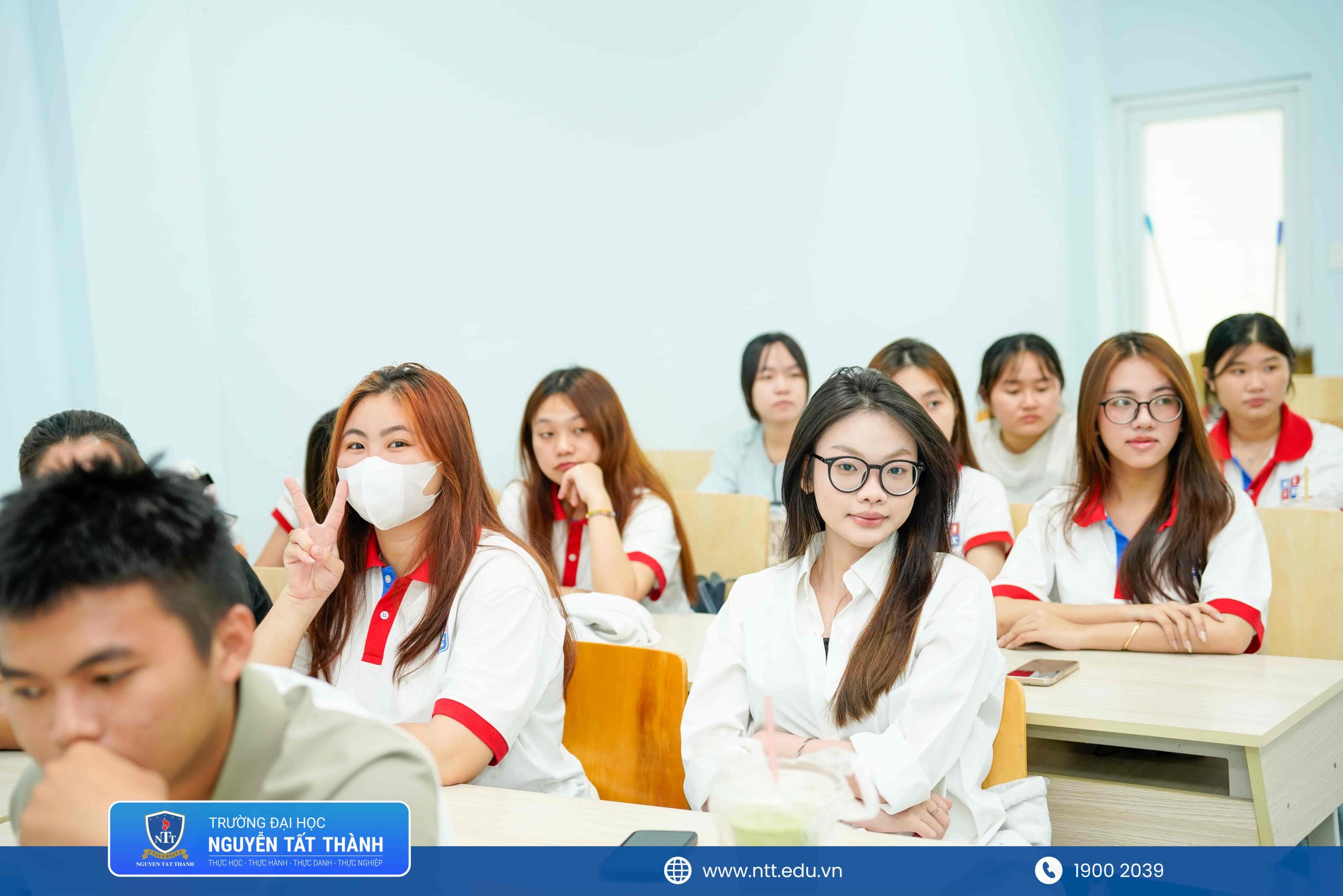 Nữ sinh ngành Quản trị khách sạn duyên dáng trong buổi định hướng Tân sinh viên