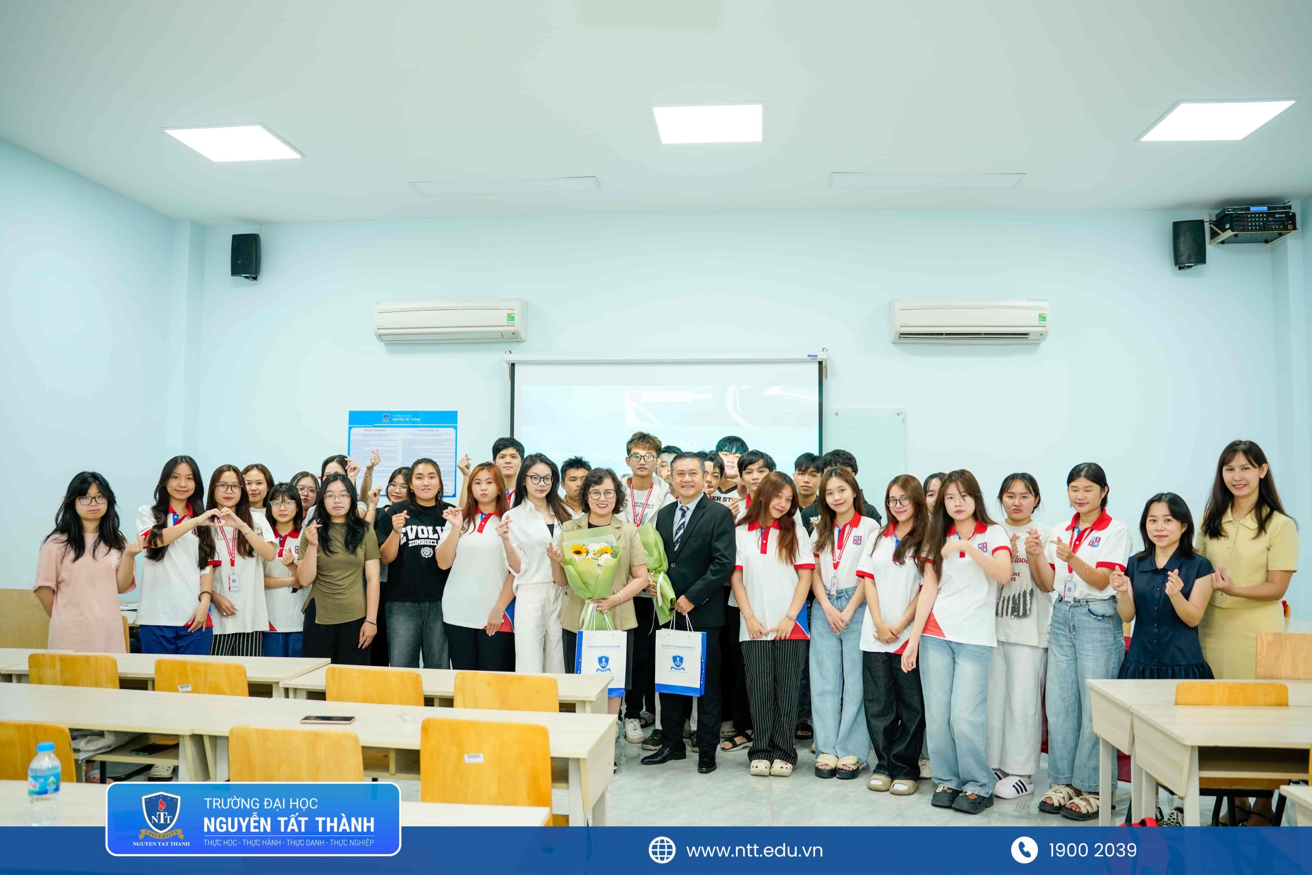 Hoàn thành hành trình định hướng Tân sinh viên với 3 ngành cuối cùng: Luật kinh tế, Kế toán và Quản trị khách sạn