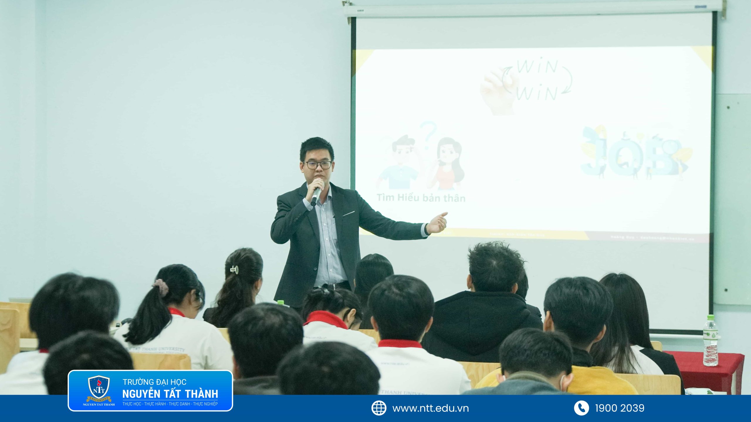 Diễn giả Hoàng Duy chia sẻ tác động của AI đến ngành Luật kinh tế: Cơ hội và thách thức