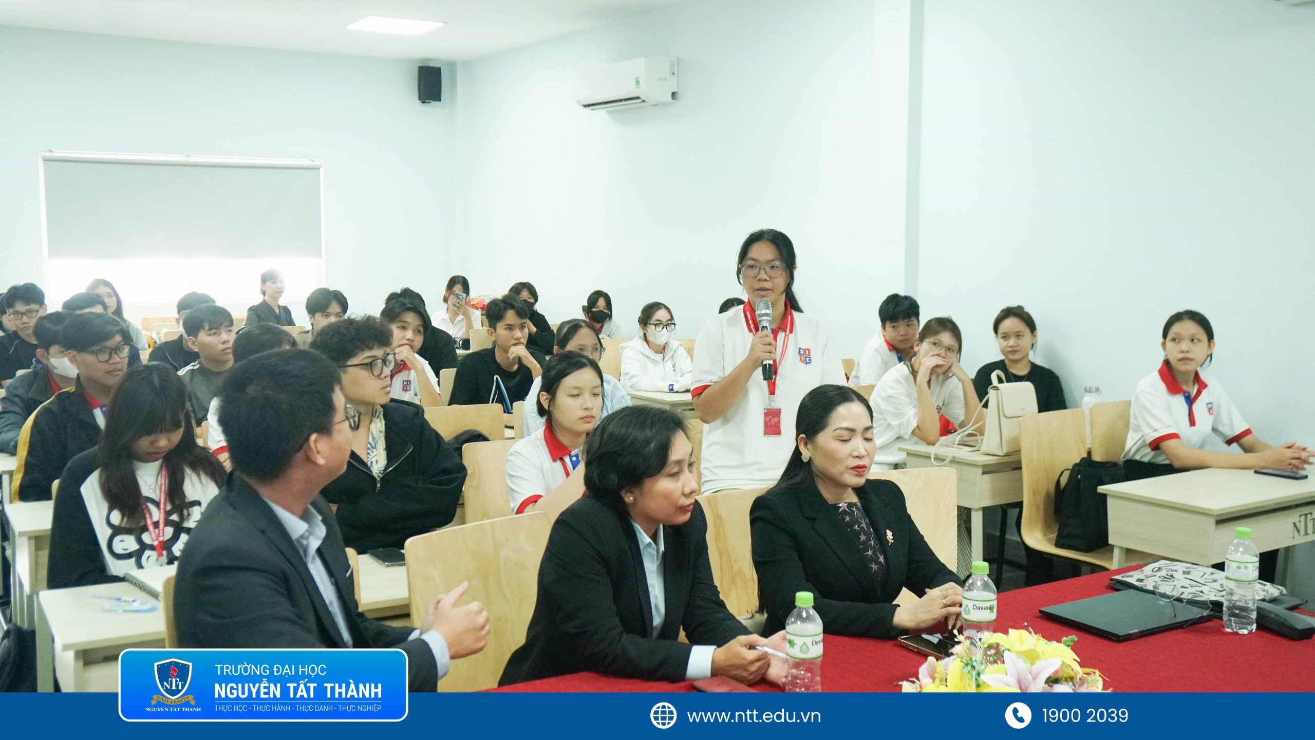 Các câu hỏi từ sinh viên đều được diễn giả giải đáp một cách thẳng thắn